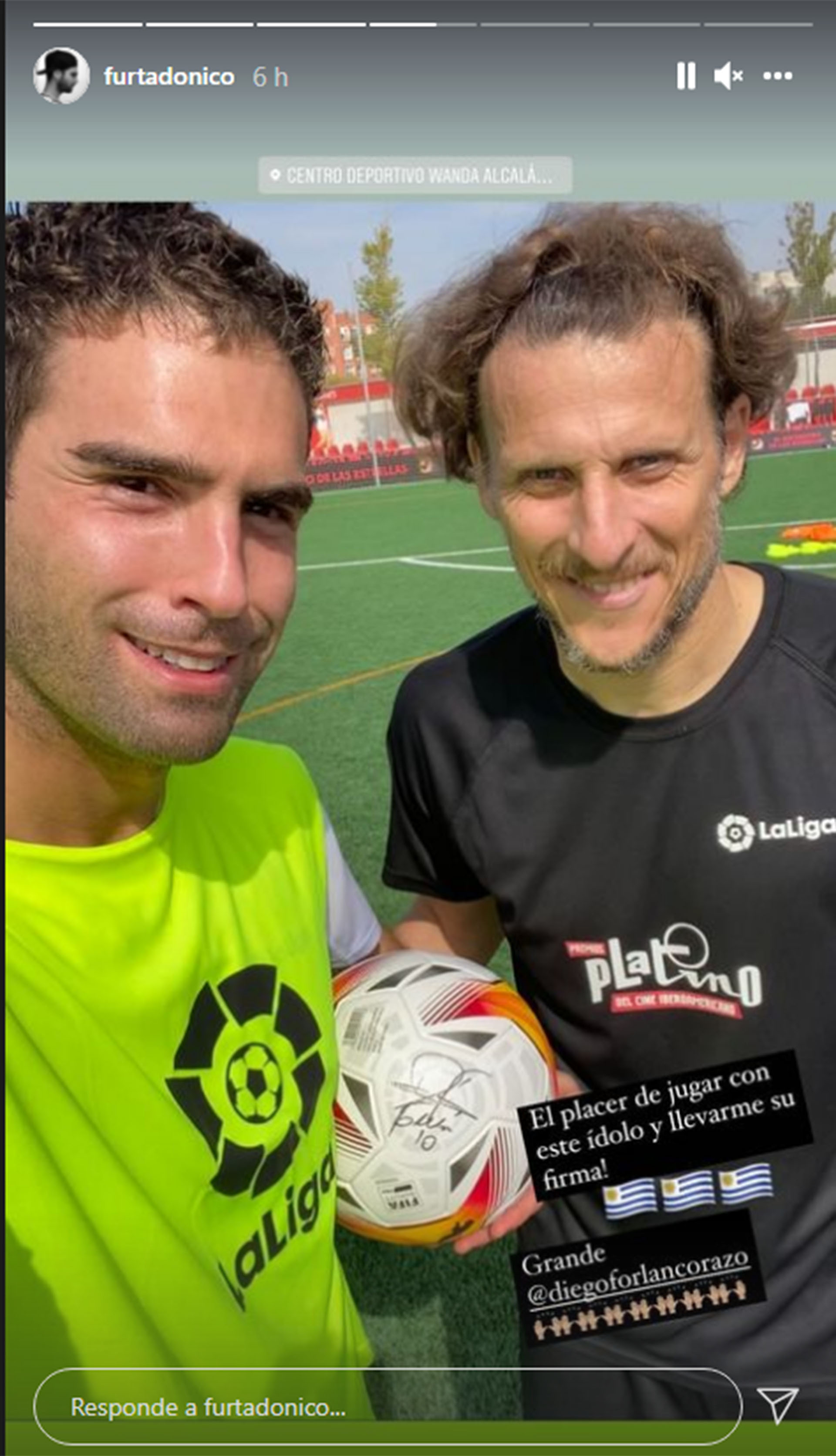 Nicolás Furtado y Diego Forlán en el partido de los premios Platino