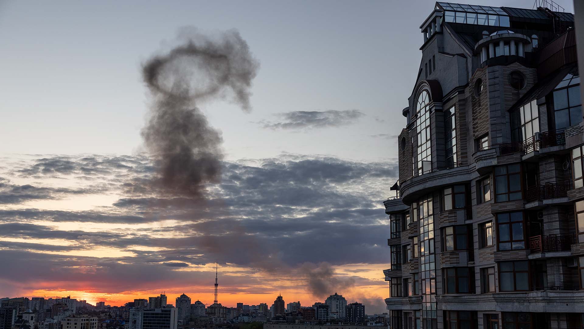 El humo se eleva después de la caída de misiles al atardecer del 28 de abril de 2022 en Kyiv, Ucrania.