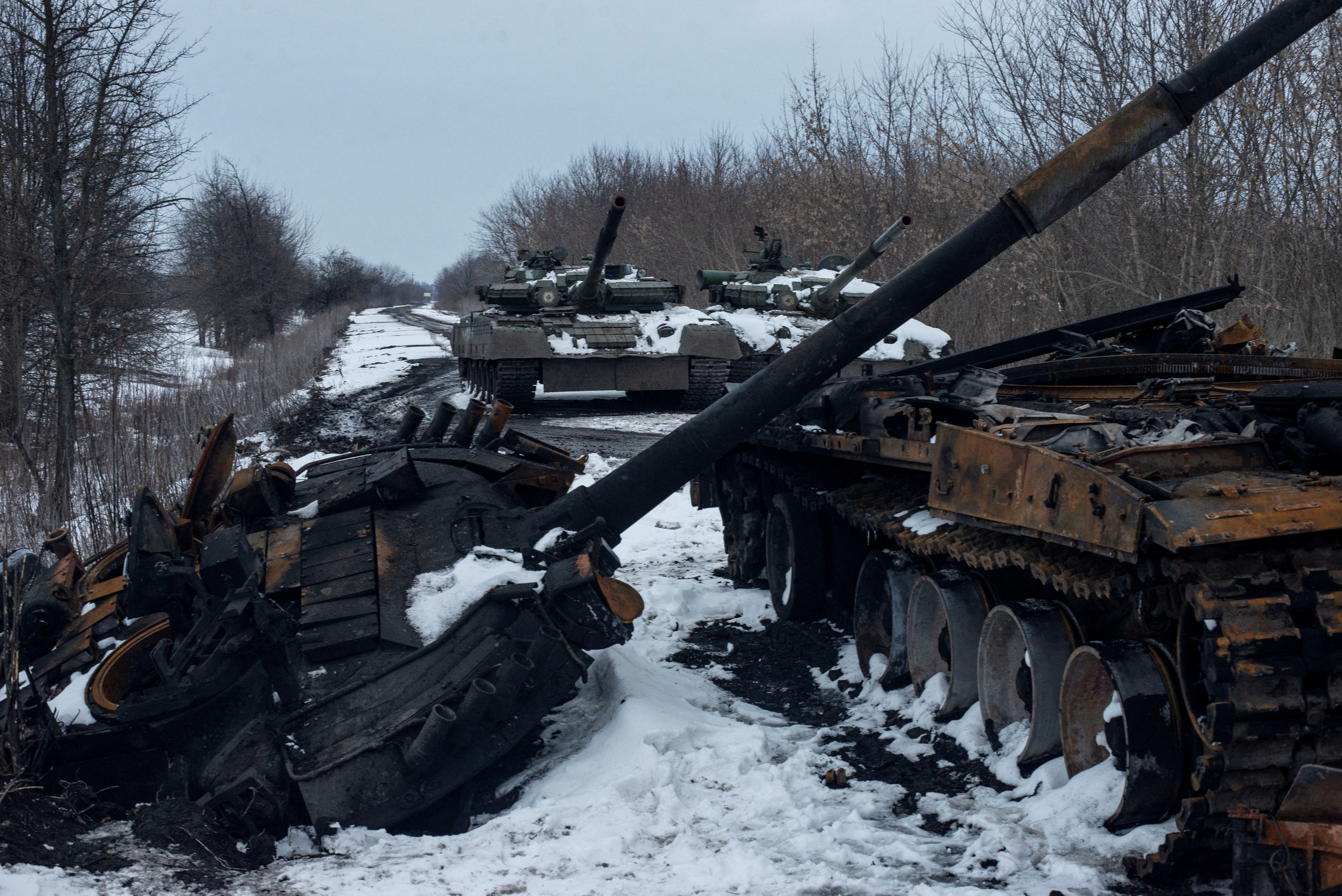 Un tanque ruso carbonizado y blindados capturados, en medio de la invasión de Vladimir Putin a Ucrania, en la región de Sumy, este 7 de marzo de 2022 (Reuters)