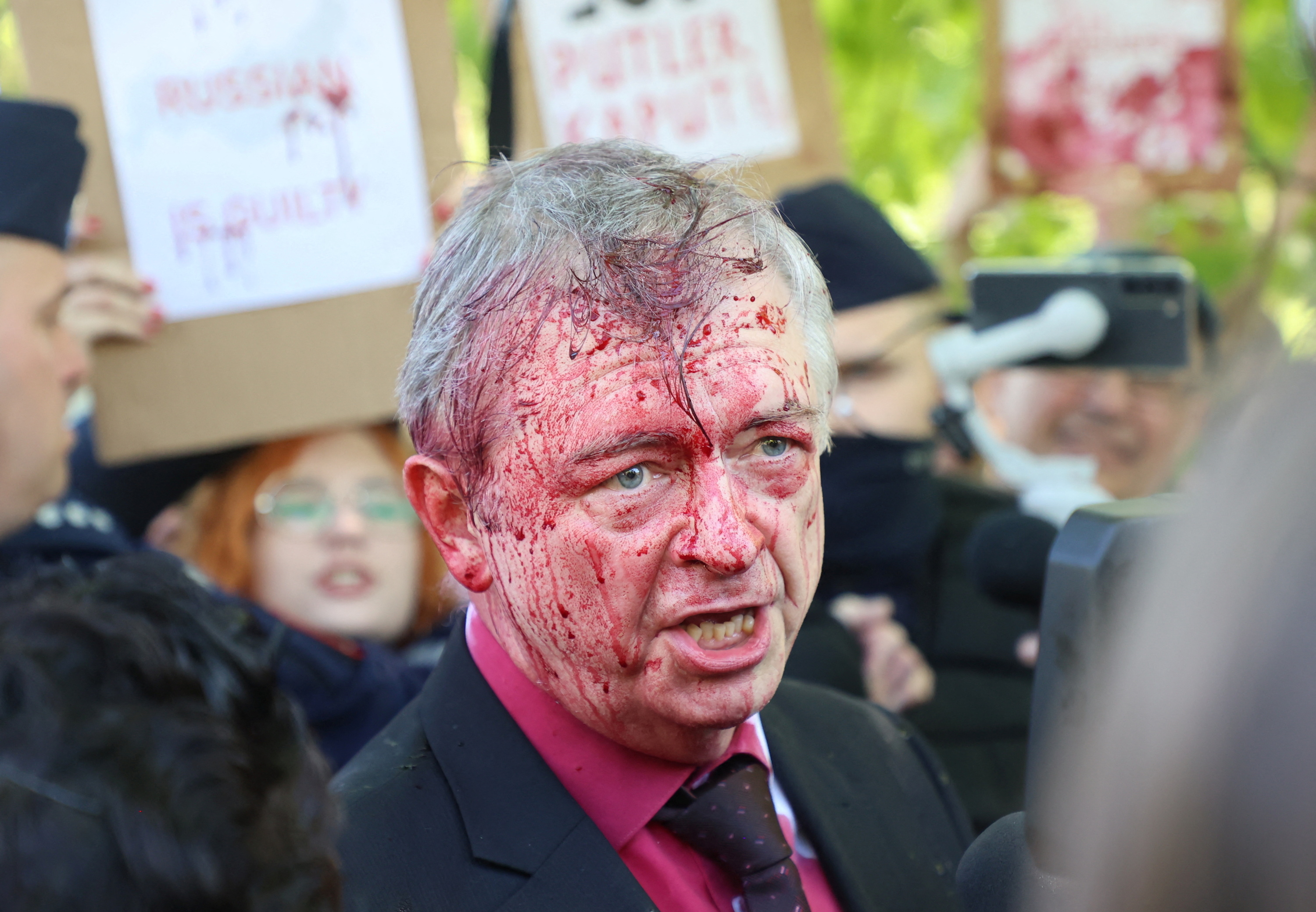 El embajador ruso en Polonia,  Sergey Andreev, cubierto de pintura roja (Slawomir Kaminski/Agencja Wyborcza.pl via REUTERS)