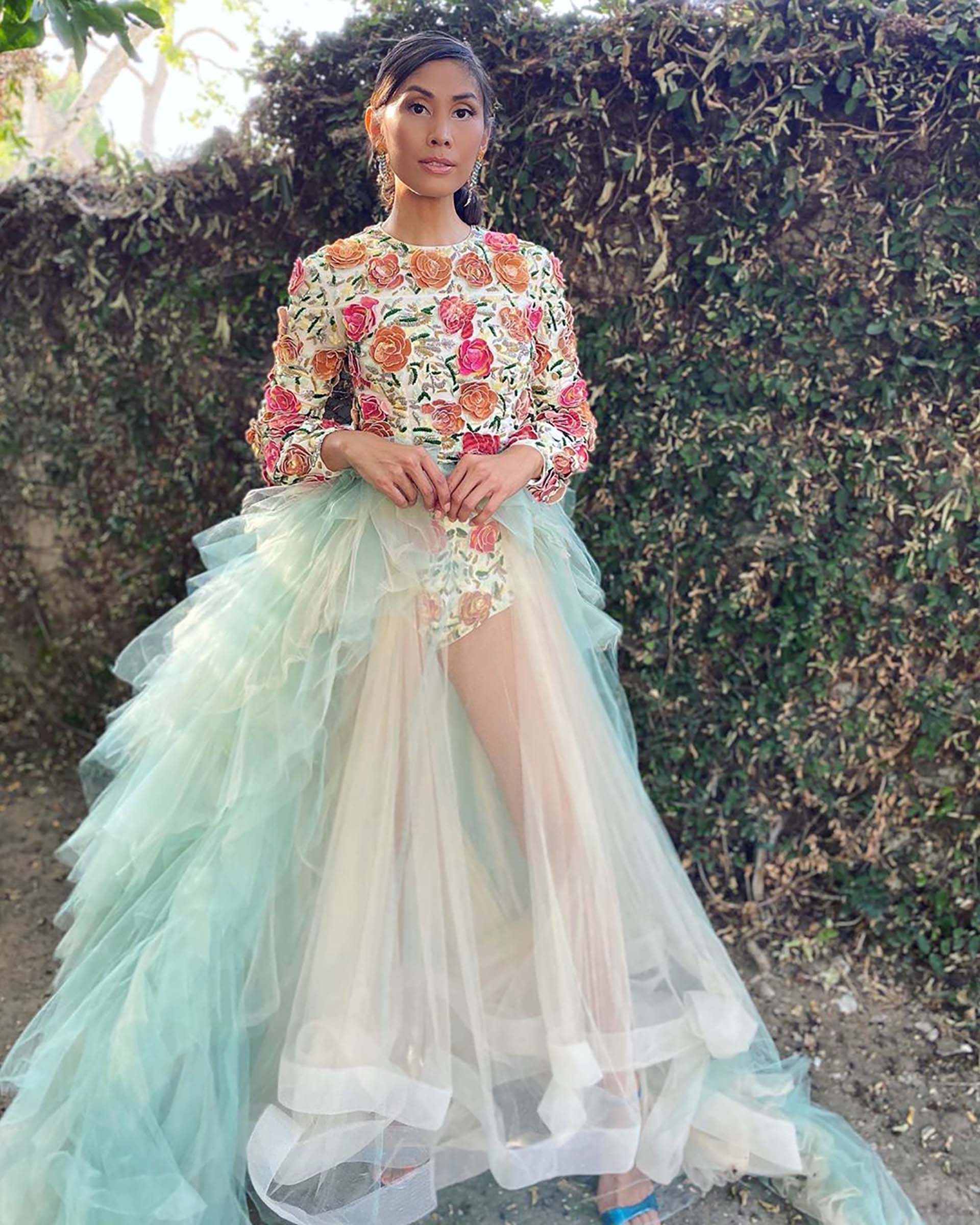La actriz Rain Valdez lució un diseño de Steven Khalil de body bordado con flores y falda realizada en tul en color aqua. Completó su look con stilettos en tono azul eléctrico 