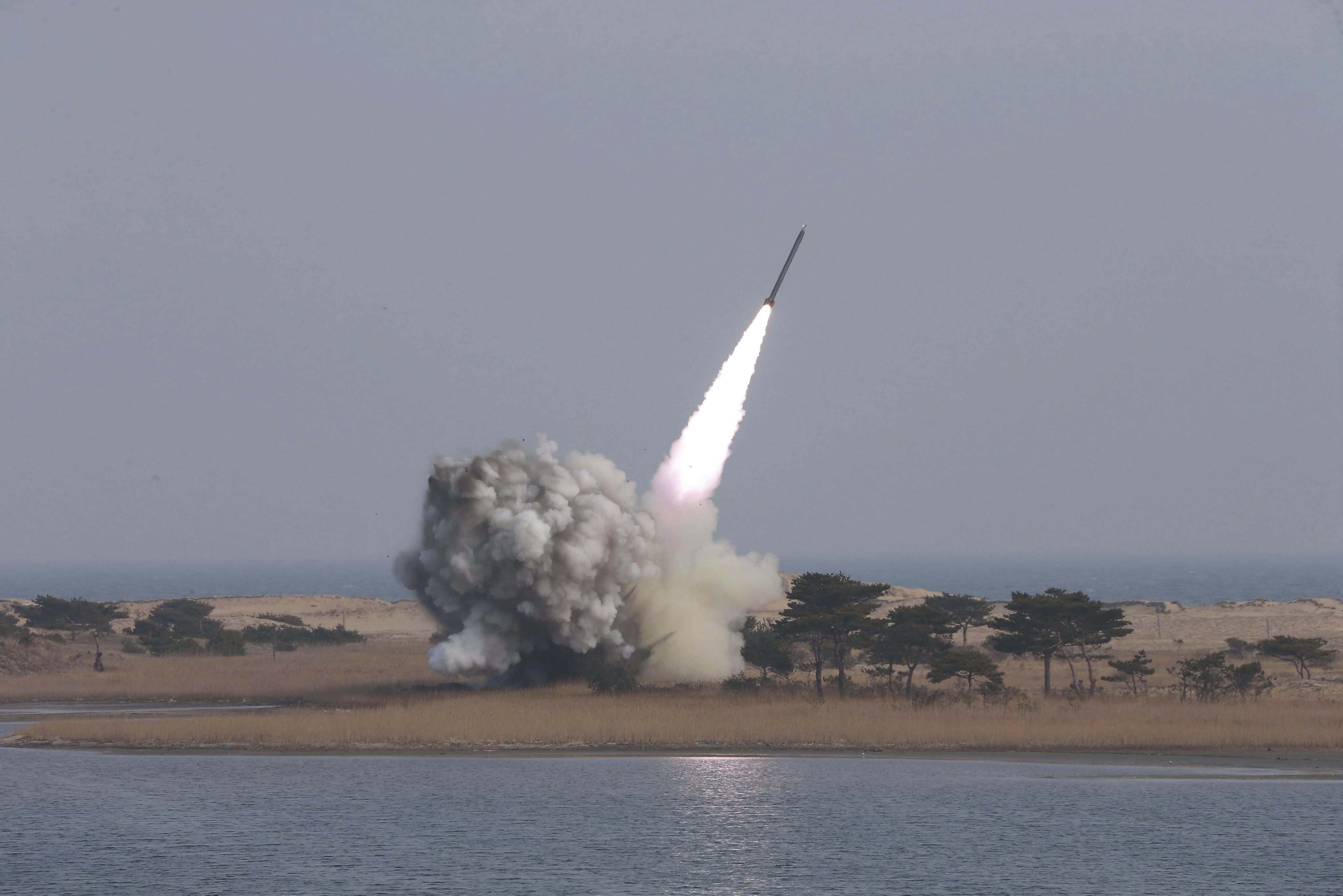 Fotografía facilitada por la agencia de noticias norcoreana KCNA que muestra las pruebas de lanzamiento de un sistema de lanzamisiles múltiple de largo calibre efectuado por Corea del Norte el pasado fin de semana. EFE/KCNA/Archivo

