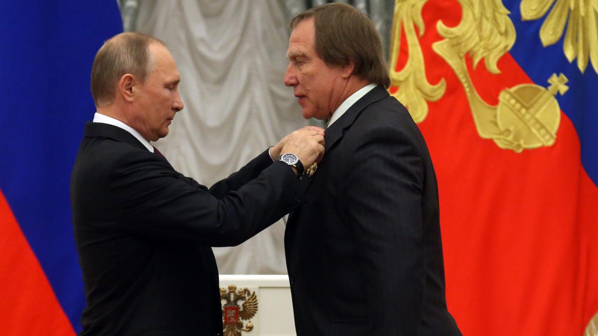 Putin con el músico Sergei Roldugin, su mejor amigo. Acumuló una enorme fortuna en los últimos años gracias a los negocios con el Estado. (Rueters-Archivo)