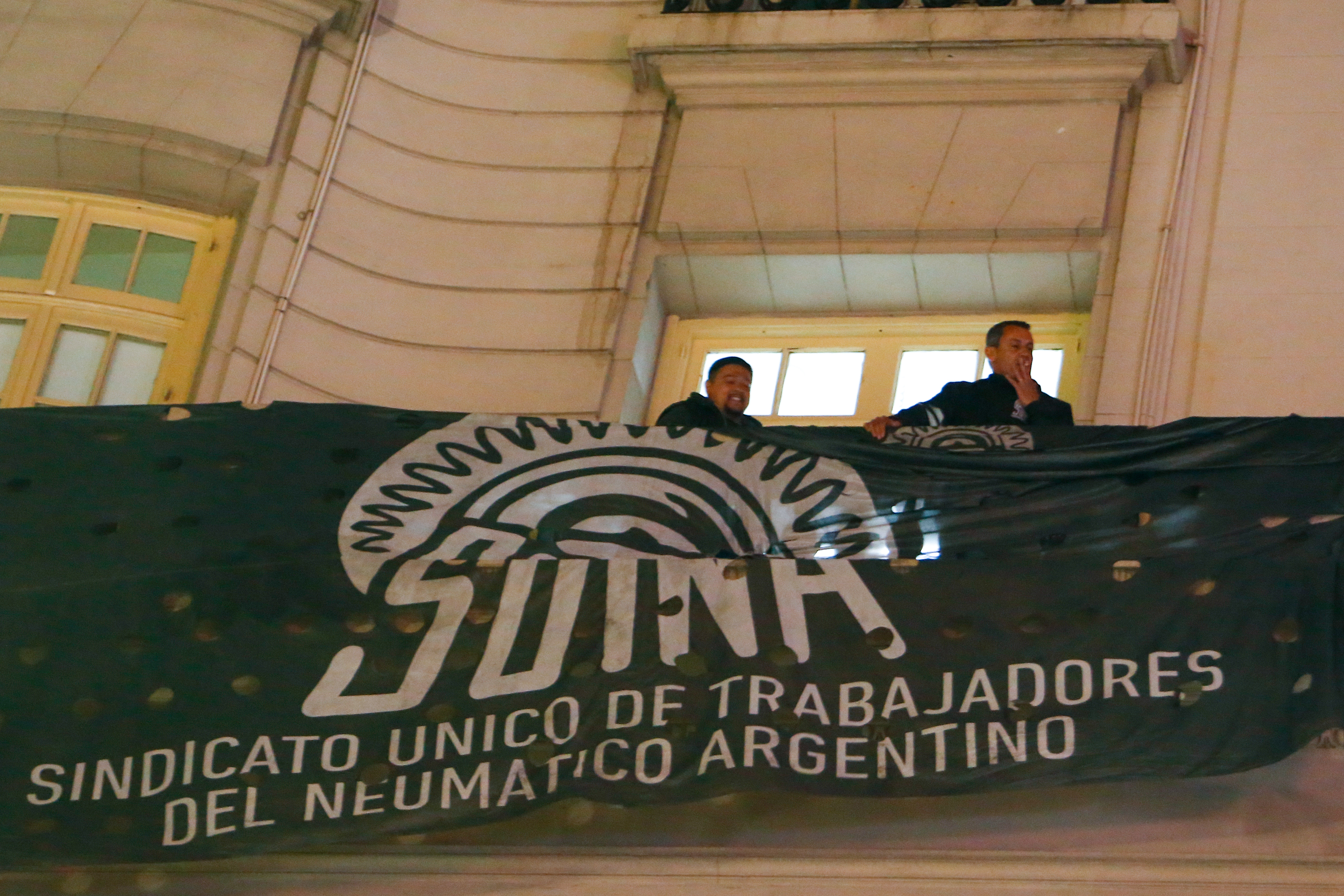 Union members on the balcony of Labor headquarters on Callao Street (Luciano Gonzalez)