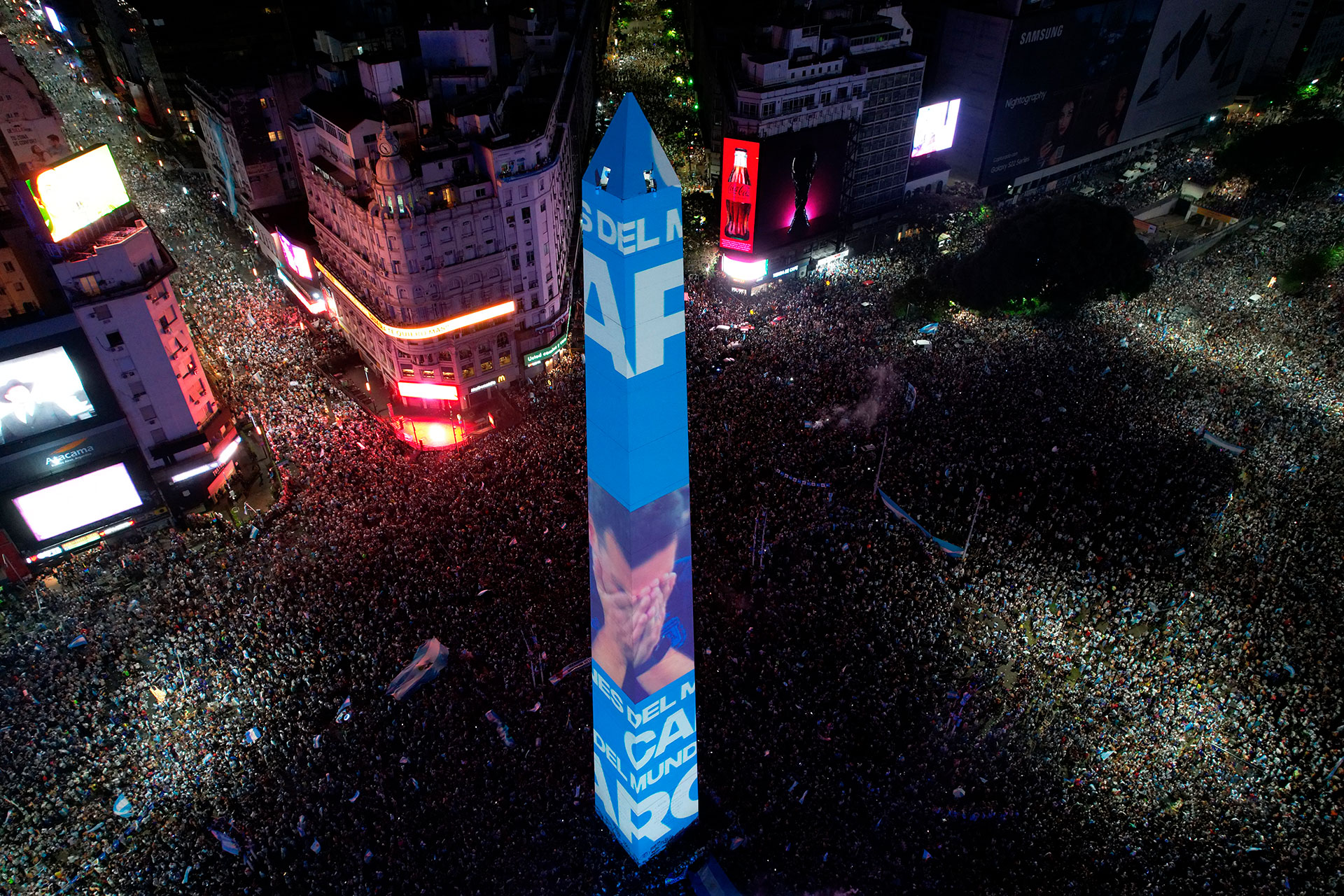 In this aerial view fans of Argentina celebrate winning the Qatar 2022 World Cup against France at the Obelisk in Buenos Aires, on December 18, 2022. (Photo by Emiliano LASALVIA / AFP)