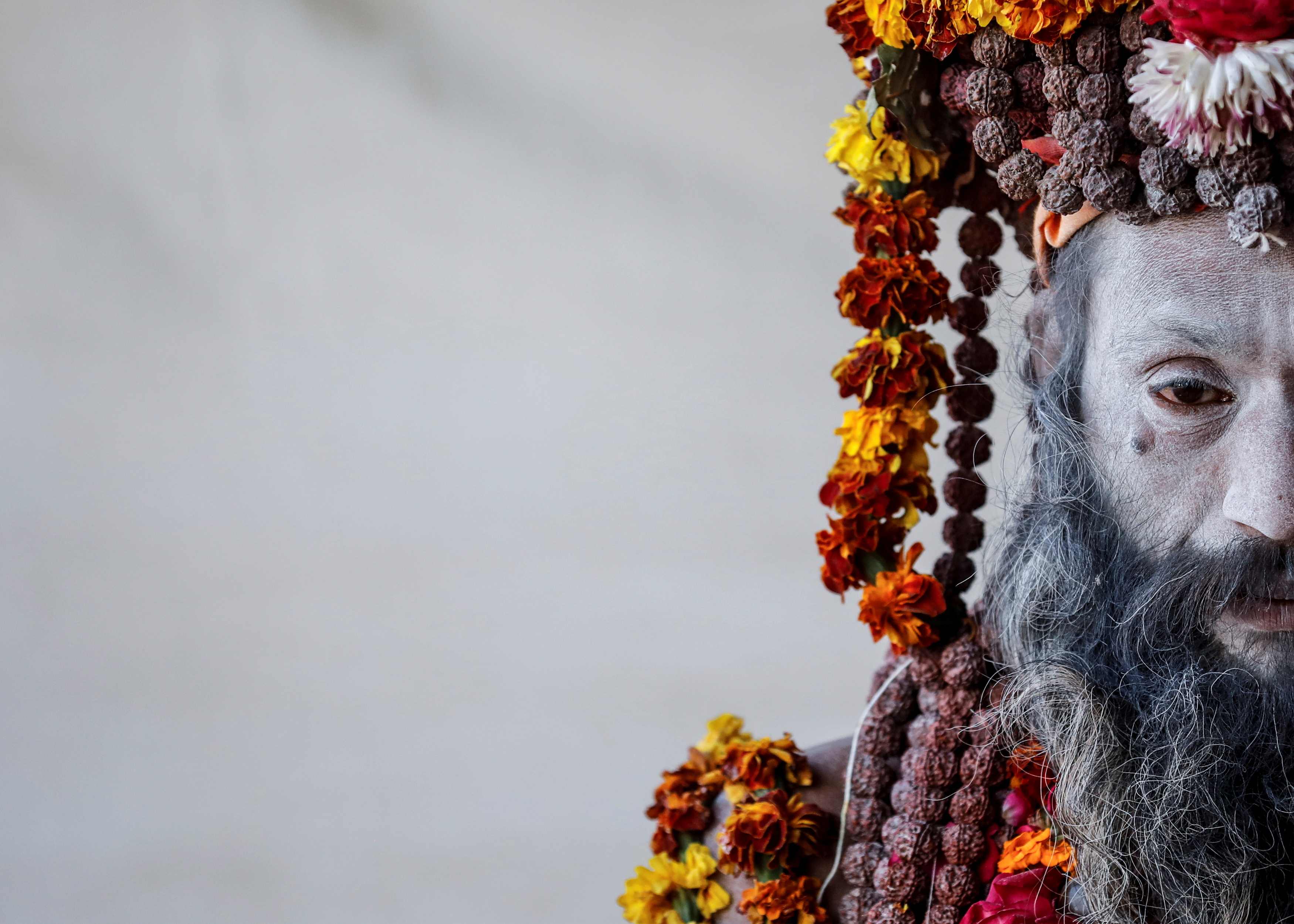 Un Naga Sadhu u hombre santo hindú espera a los devotos dentro de su campamento durante el "Kumbh Mela" o el Festival de la Jarra, en Prayagraj, anteriormente conocido como Allahabad, India 17 de enero de 2019.