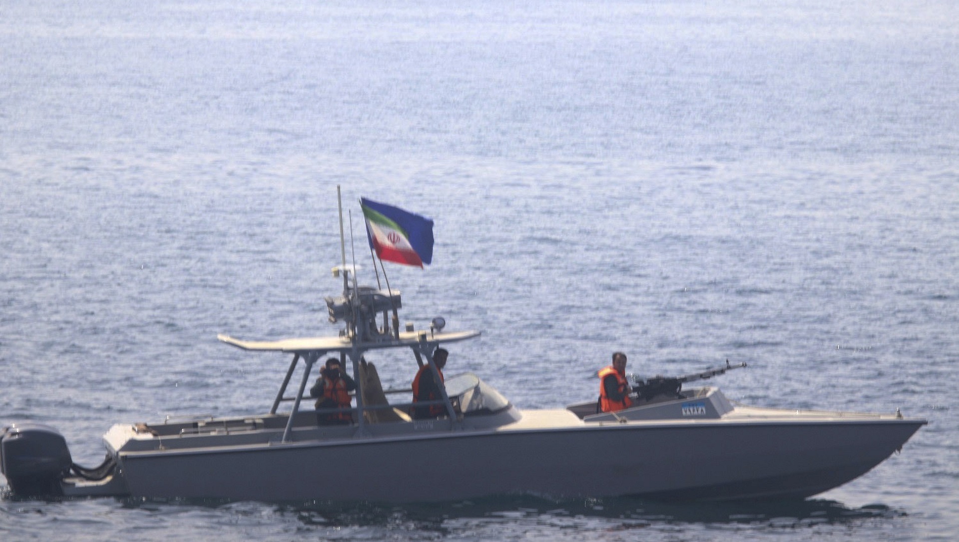 Tensión en el estrecho de Ormuz: una lancha patrullera iraní y un destructor de EEUU se cruzaron en aguas internacionales  