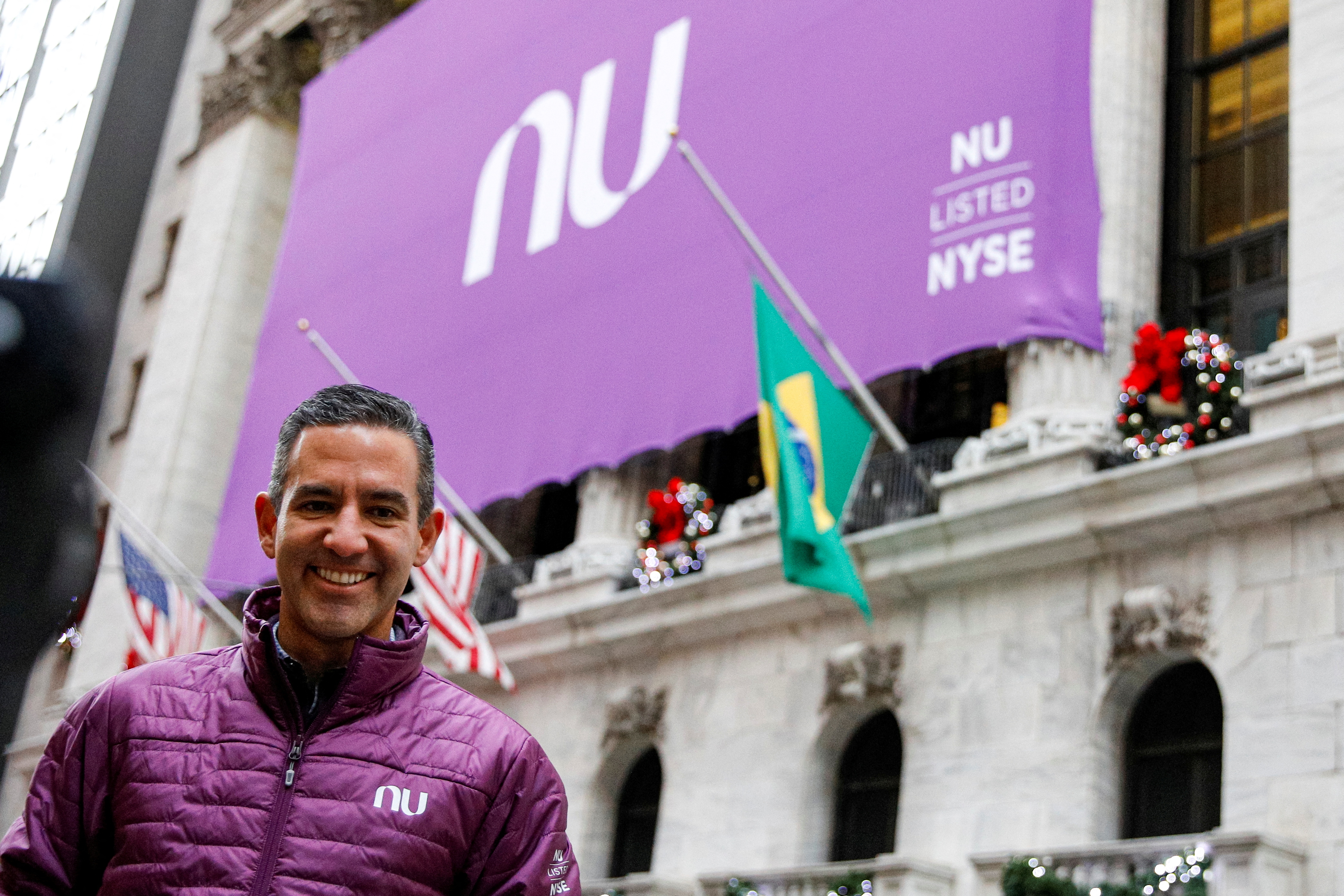 FOTO DE ARCHIVO: David Vélez, fundador y director ejecutivo de Nubank Nubank, la startup brasileña de tecnología financiera, posa afuera de la Bolsa de Valores de Nueva York (NYSE) para celebrar la salida a bolsa de la compañía en Nueva York, EE. UU., el 9 de diciembre de 2021. REUTERS/Brendan McDermid/Foto de archivo