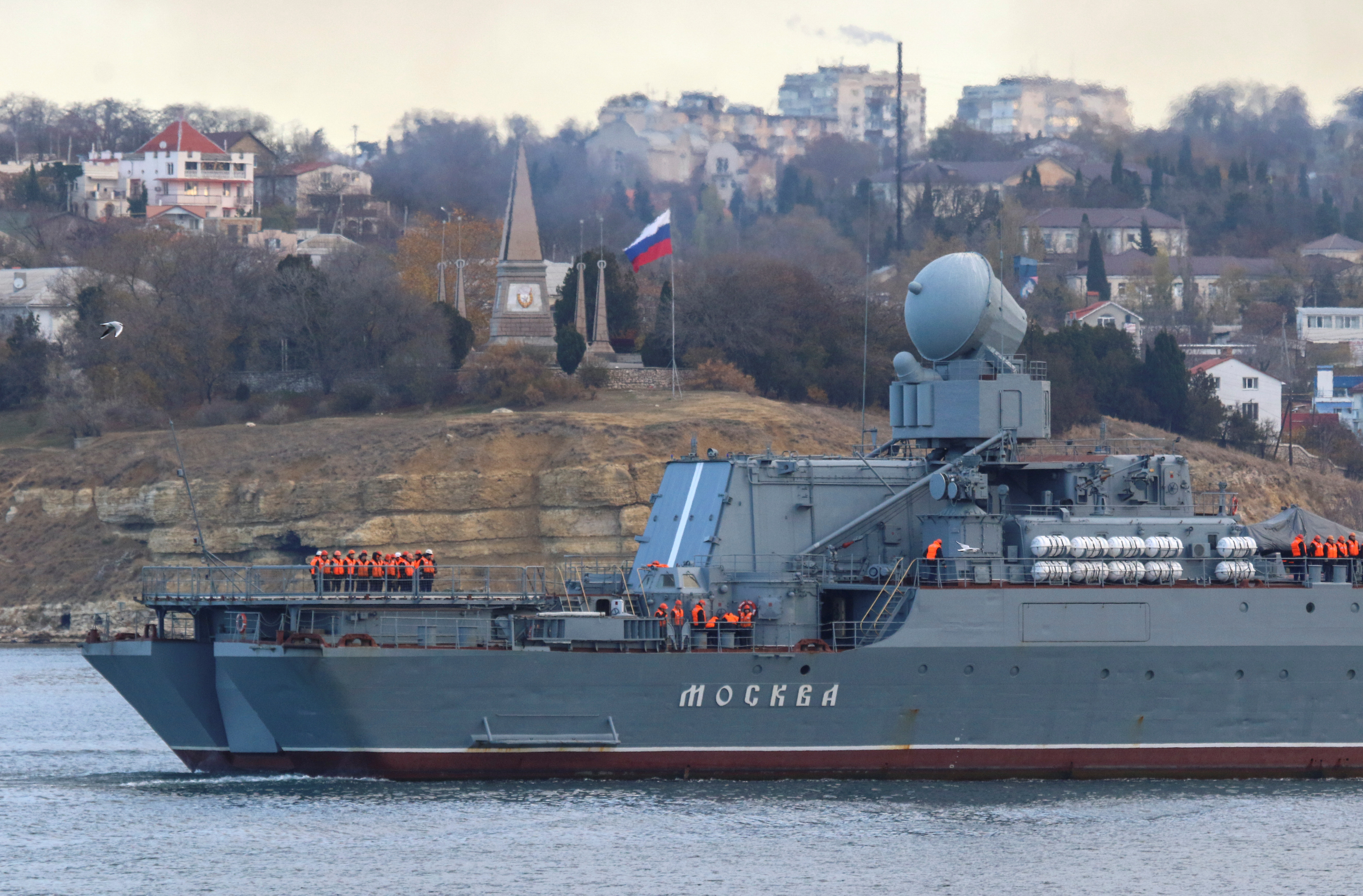 El crucero de misiles guiados Moskva (Moscú) navega de vuelta a un puerto después de seguir a los buques de guerra de la OTAN en el Mar Negro, en el puerto de Sebastopol, Crimea (REUTERS/Alexey Pavlishak)