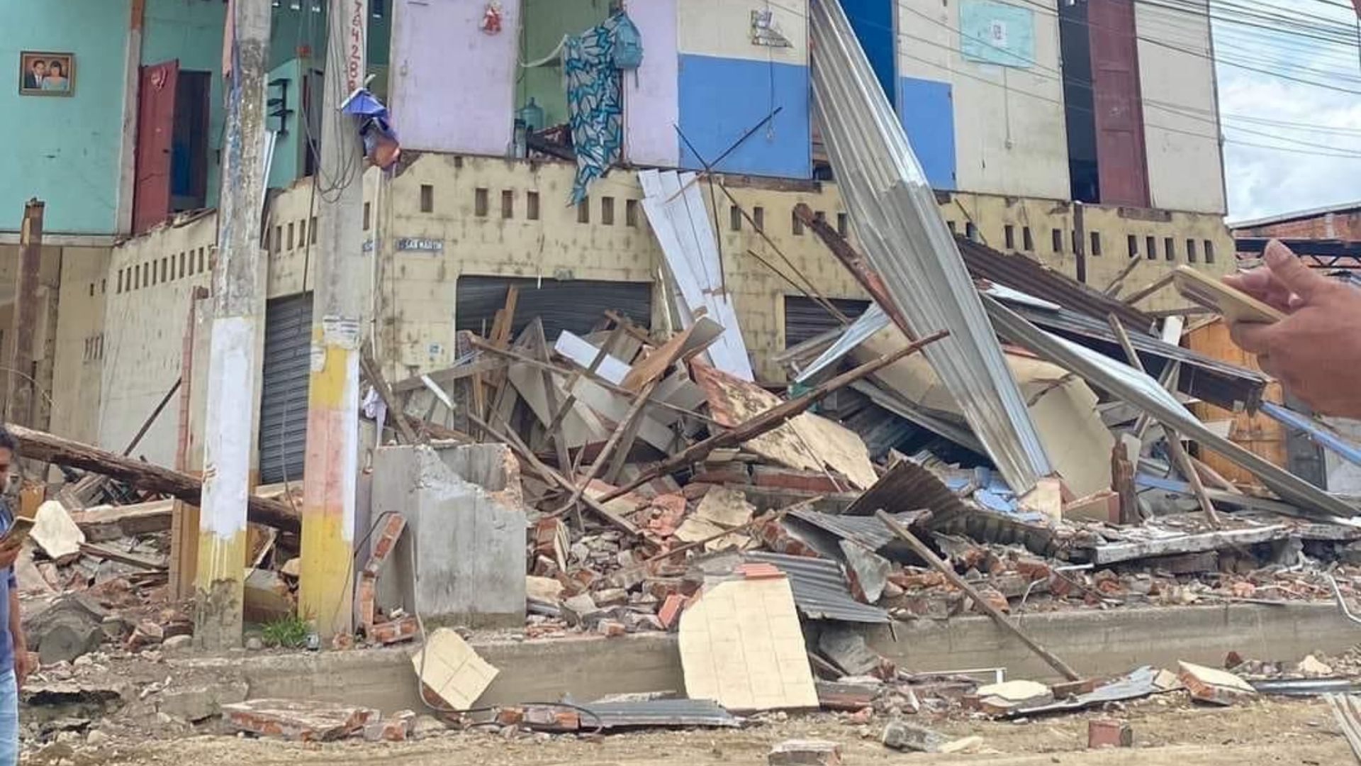 El sismo de 6.7 en Tumbes dejó varias edificaciones destrozadas y cobró la vida de una menor de edad. El epicentro se dio en el vecino país, Ecuador.