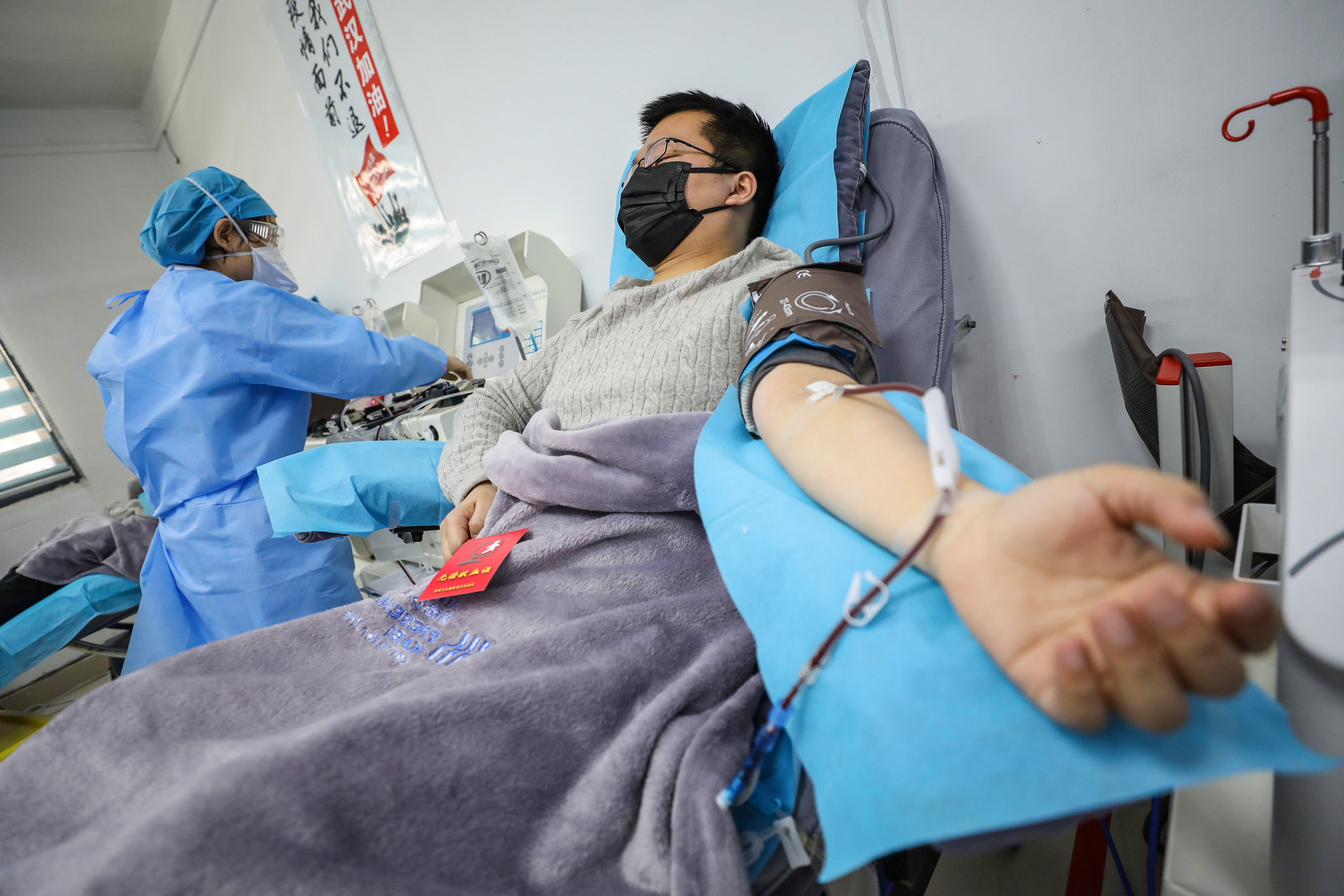 Un médico donando plasma en Wuhan en febrero de 2020. (STR / AFP) 