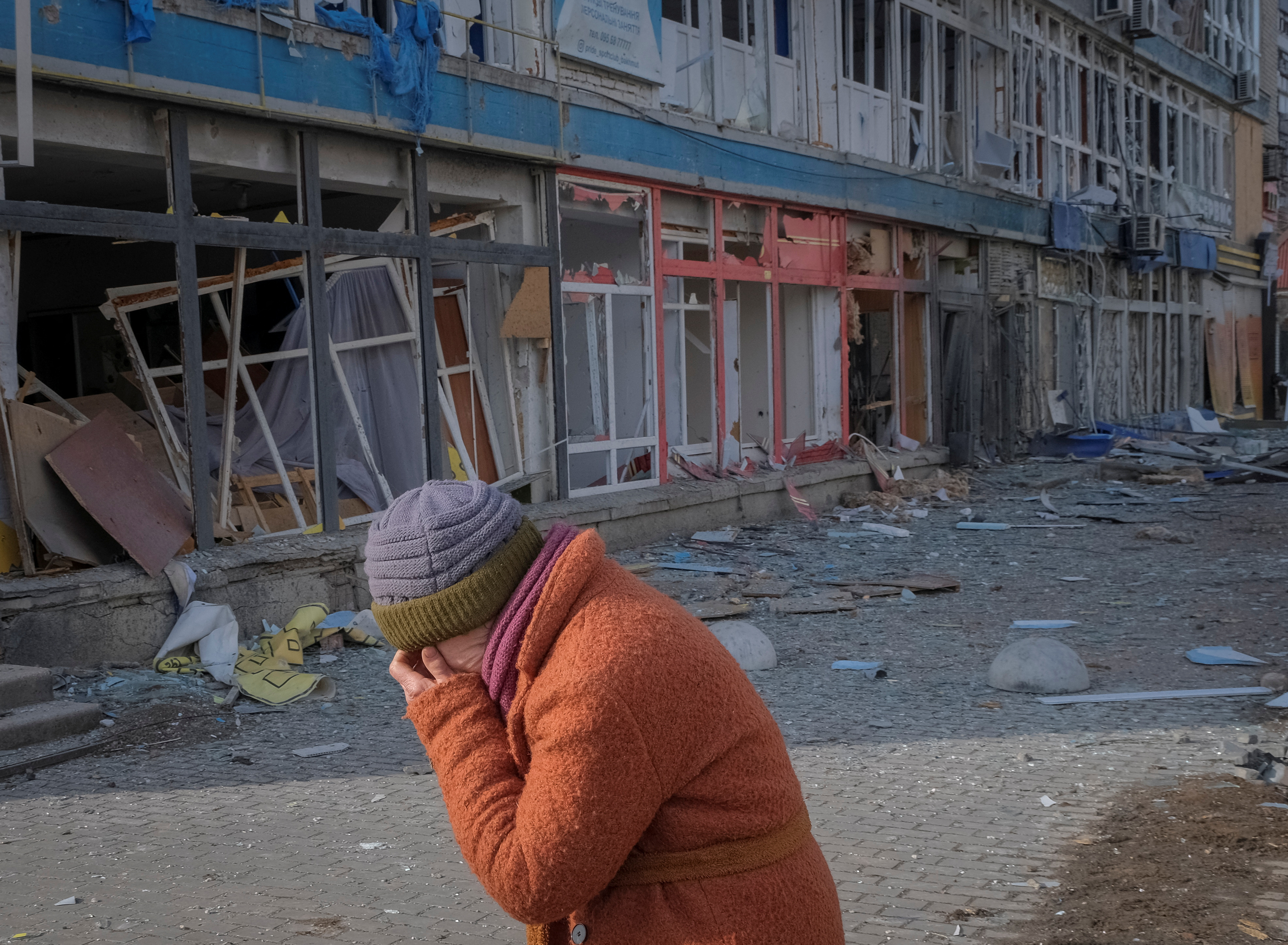 Un residente ucraniano sufre las consecuencias del asedio ruso a la ciudad de Bakhmut, Ucrania. Moscú cuenta con que Beijing le provea más armamentos para continuar con su invasión (Reuters)