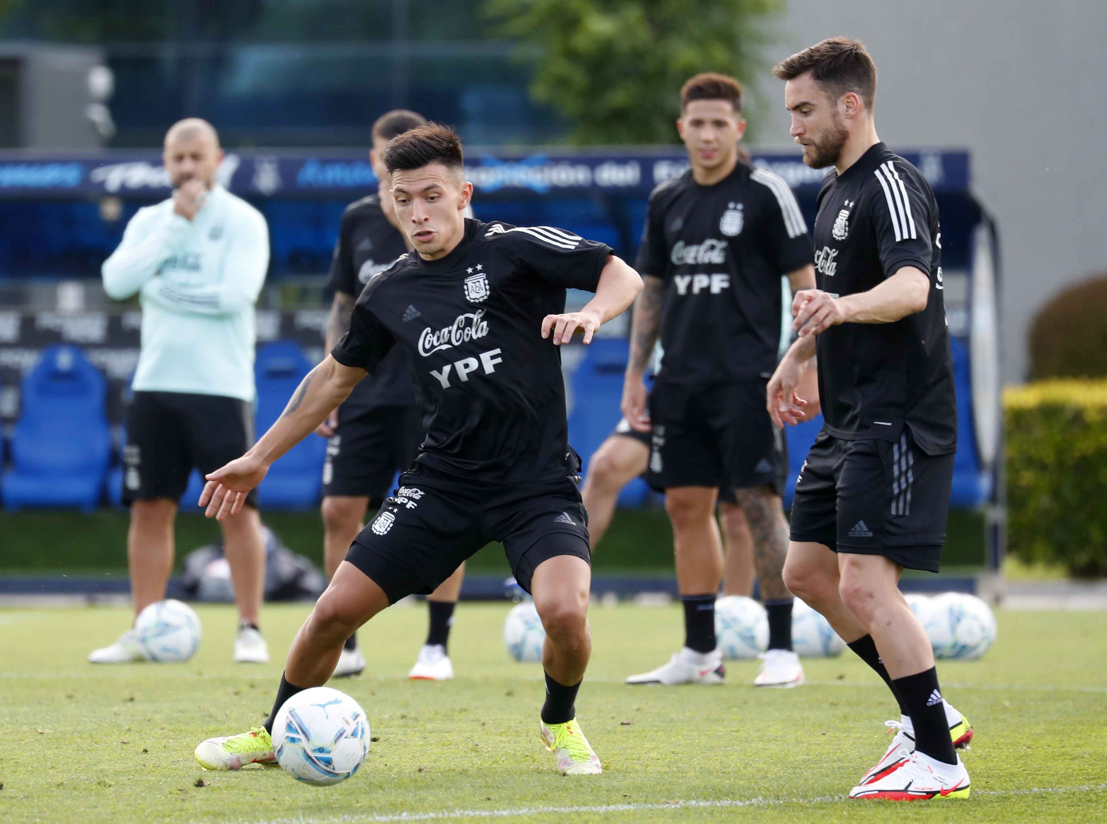 El defensor es uno de los convocados frecuentes por Lionel Scaloni para vestir los colores de la selección argentina (Foto: Reuters)