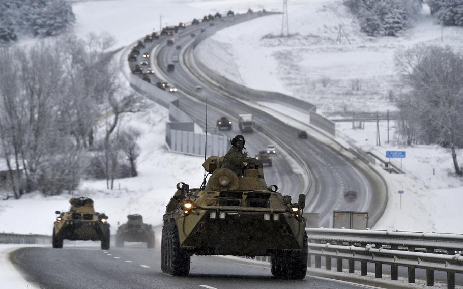 Un convoy de la artillería rusa llega a la península de Crimea a través de una autopista cerca de la frontera con Ucrania. El despliegue de las fuerzas del Kremlin está casi completado y listo para una invasión. AP.