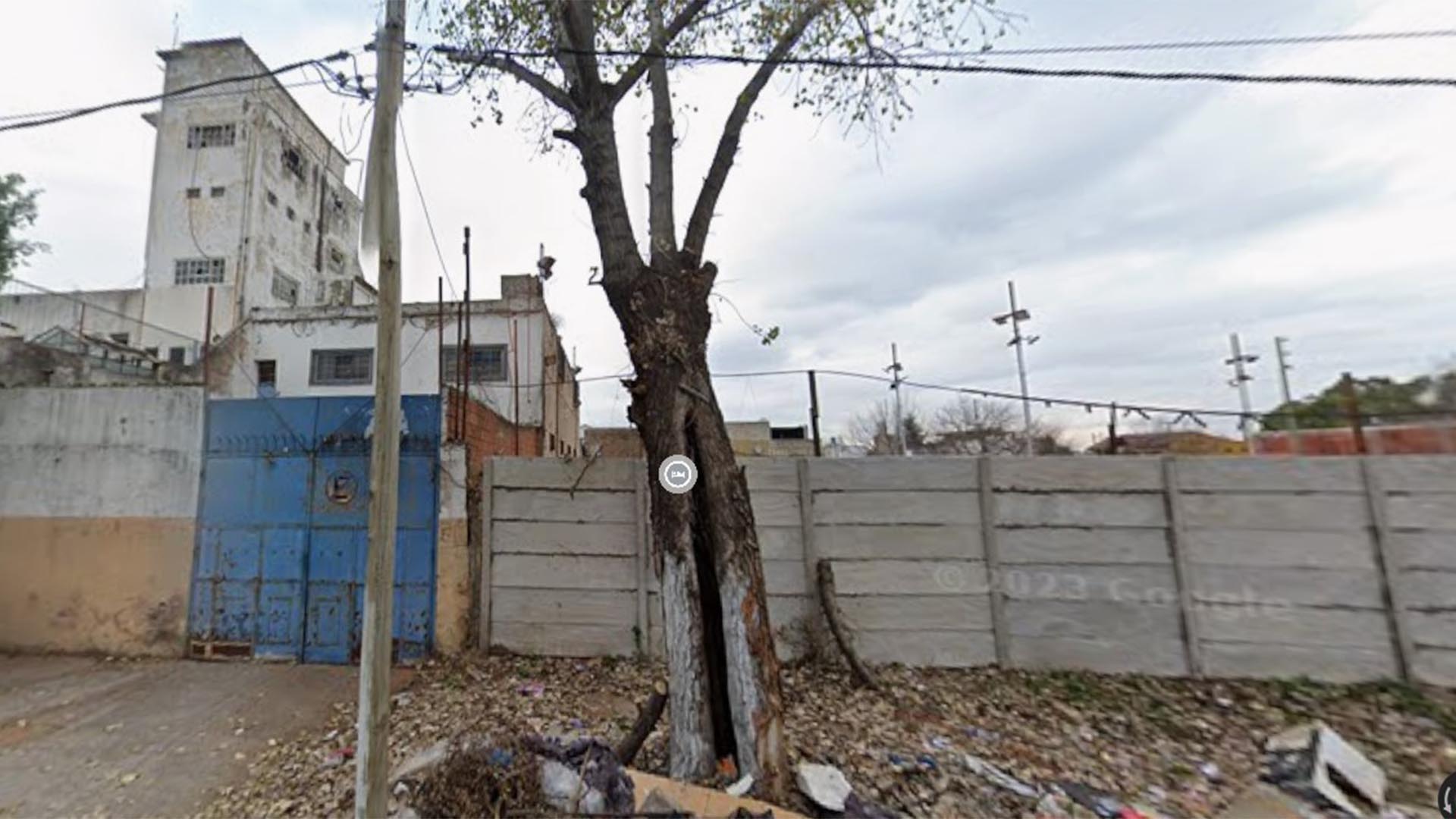 Un voraz incendio consumió dos fábricas de artefactos plásticos en Lomas de Zamora