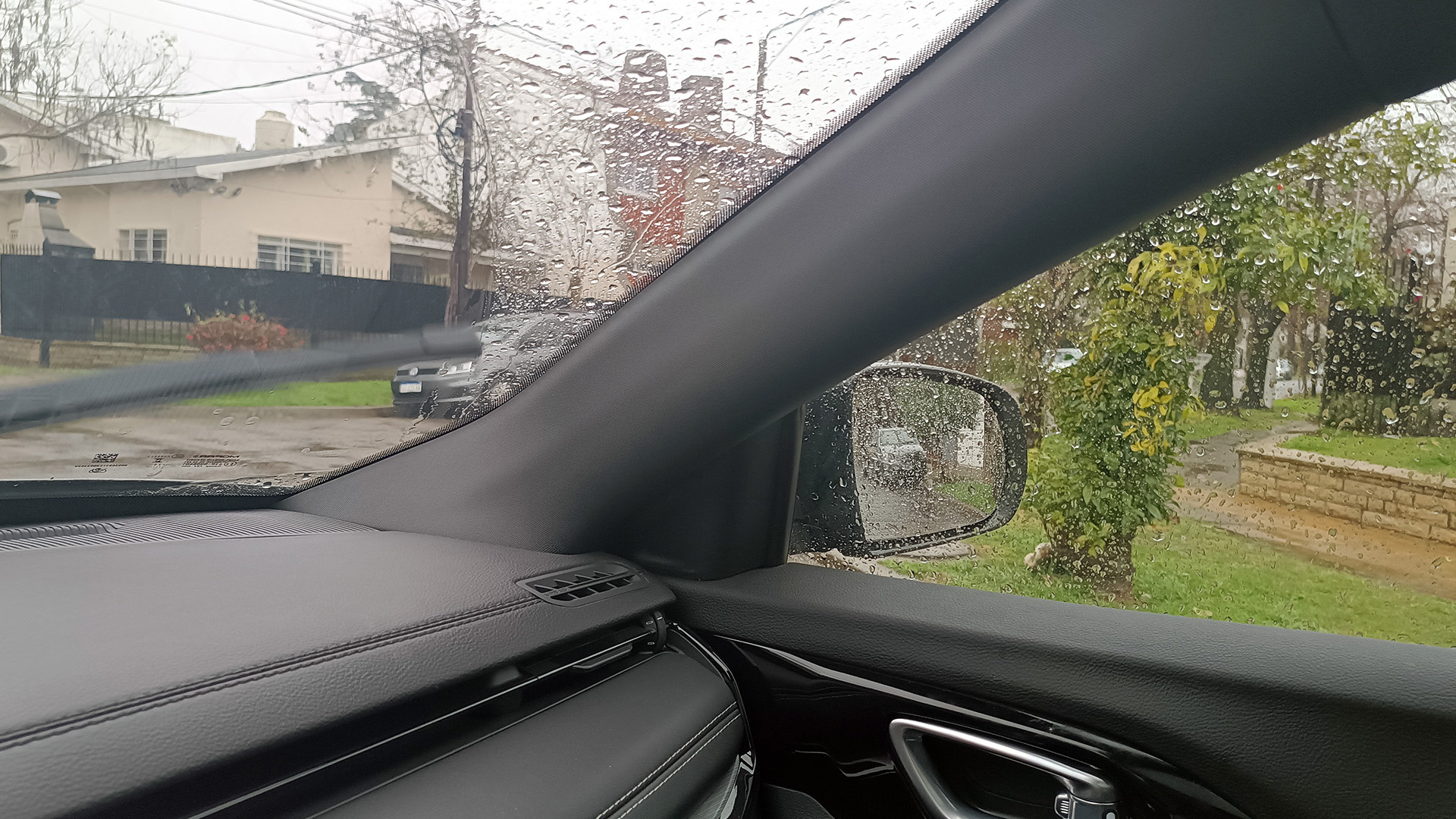 Peligro en días de lluvia: cuál es el punto ciego que ningún sensor detecta en un auto