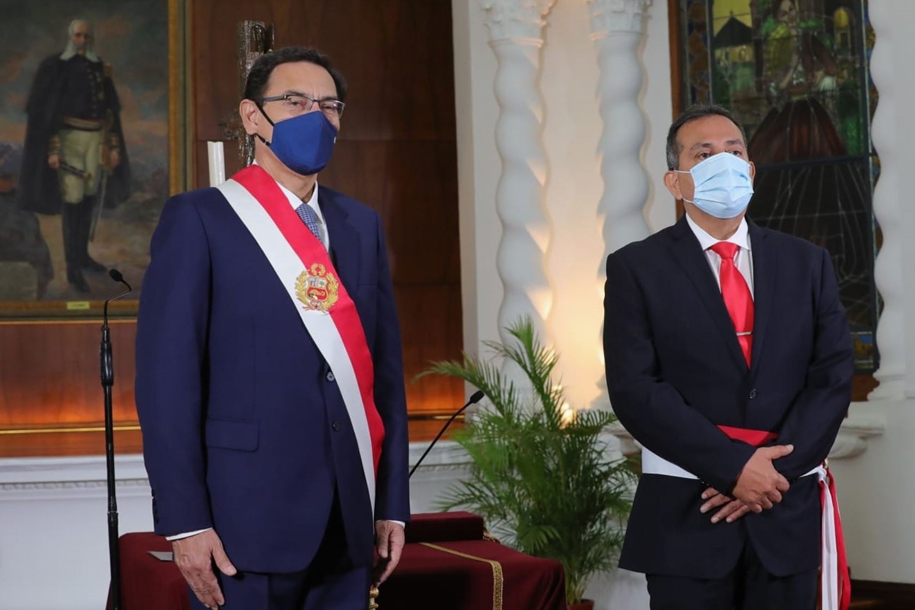 El presidente de Perú, Martín Vizcarra (i), junto a Augusto Gentille Vargas (d) como ministro del Interior, durante una ceremonia en Palacio de Gobierno, en Lima (Perú). EFE/ANDINA /Presidencia de la República 
