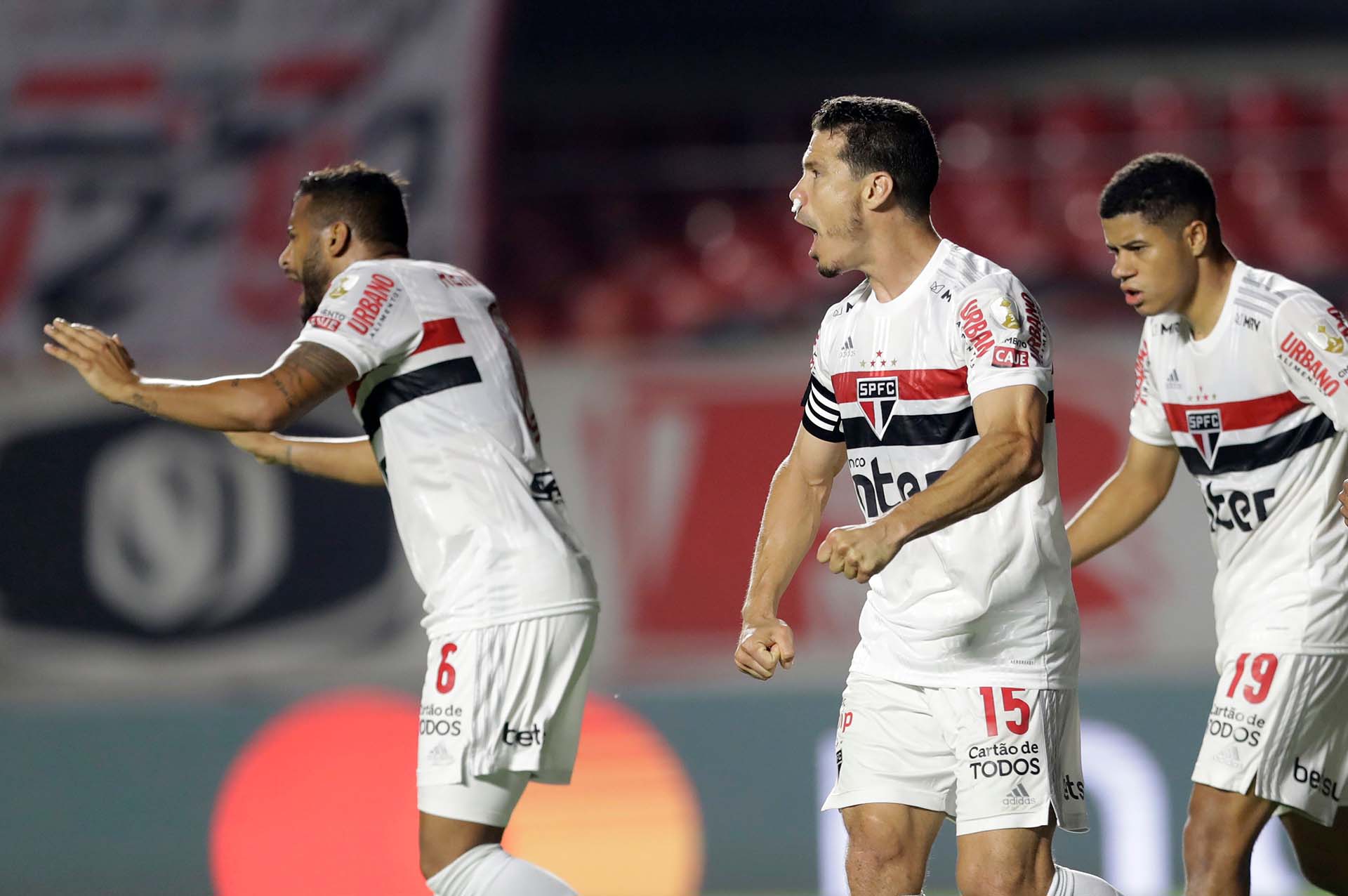 Los paulistas celebran el gol en contra de Angileri, cuando parecía que el triunfo quedaba para River (REUTERS/Andre Penner)