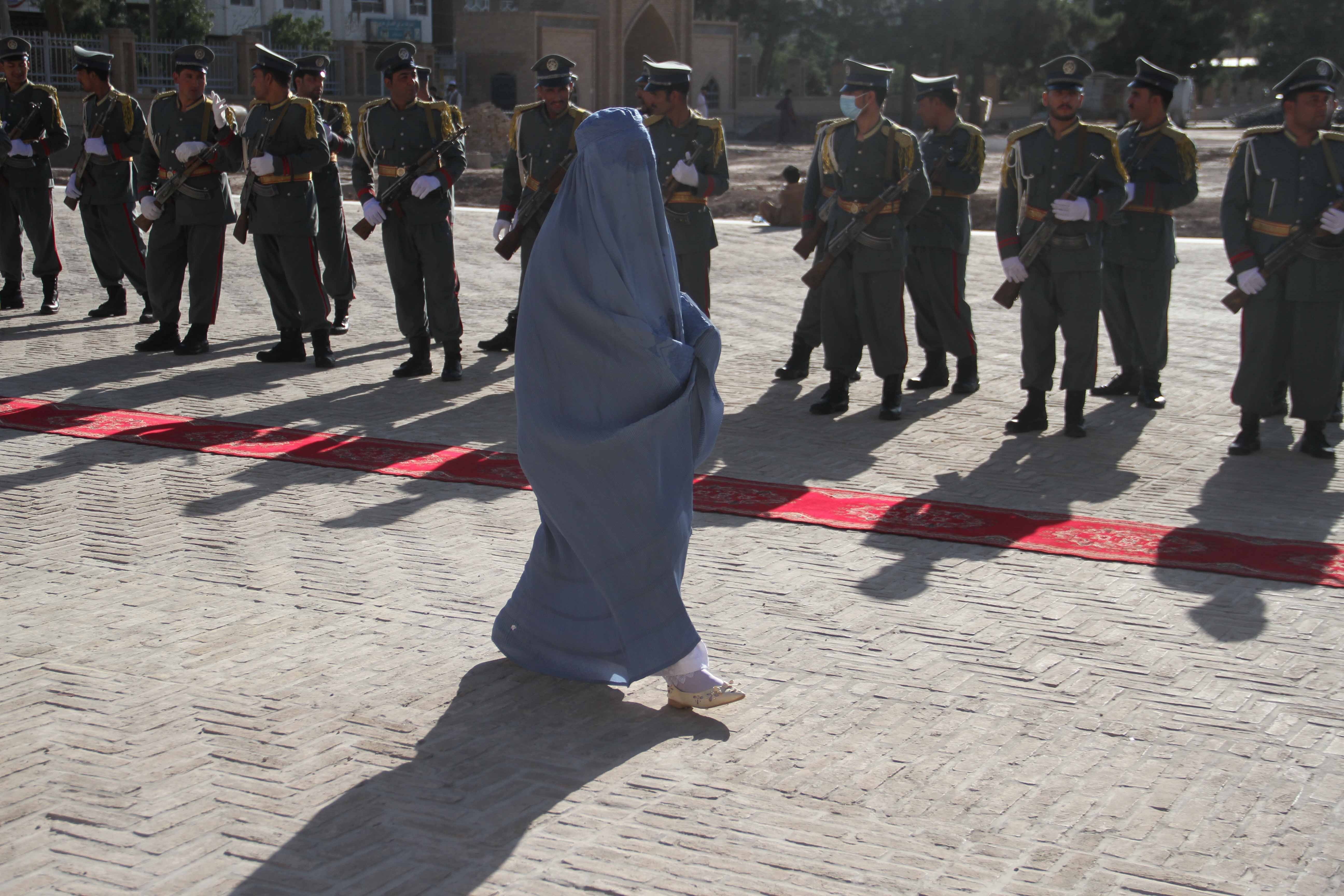 Una mujer afgana con burka se diriga a la mezquita de Herat para participar en la ofrenda de la festividad del Eid al-Adha. EFE/EPA/JALIL REZAYEE
