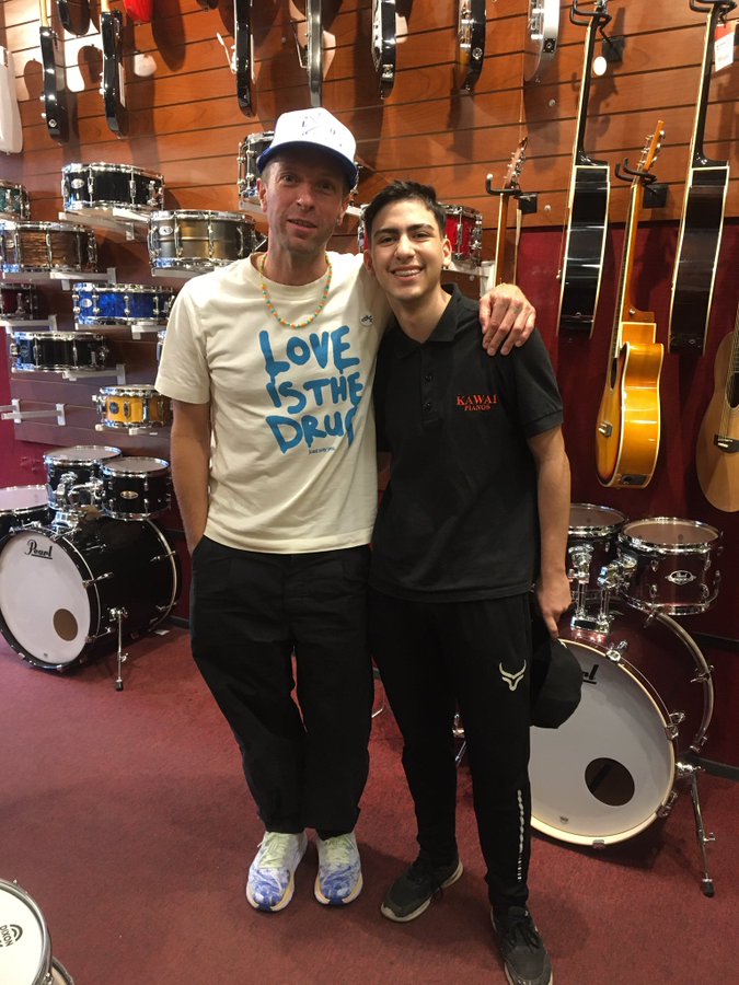 Chris Martin visitó una tienda de música en la calle Talcahuano 