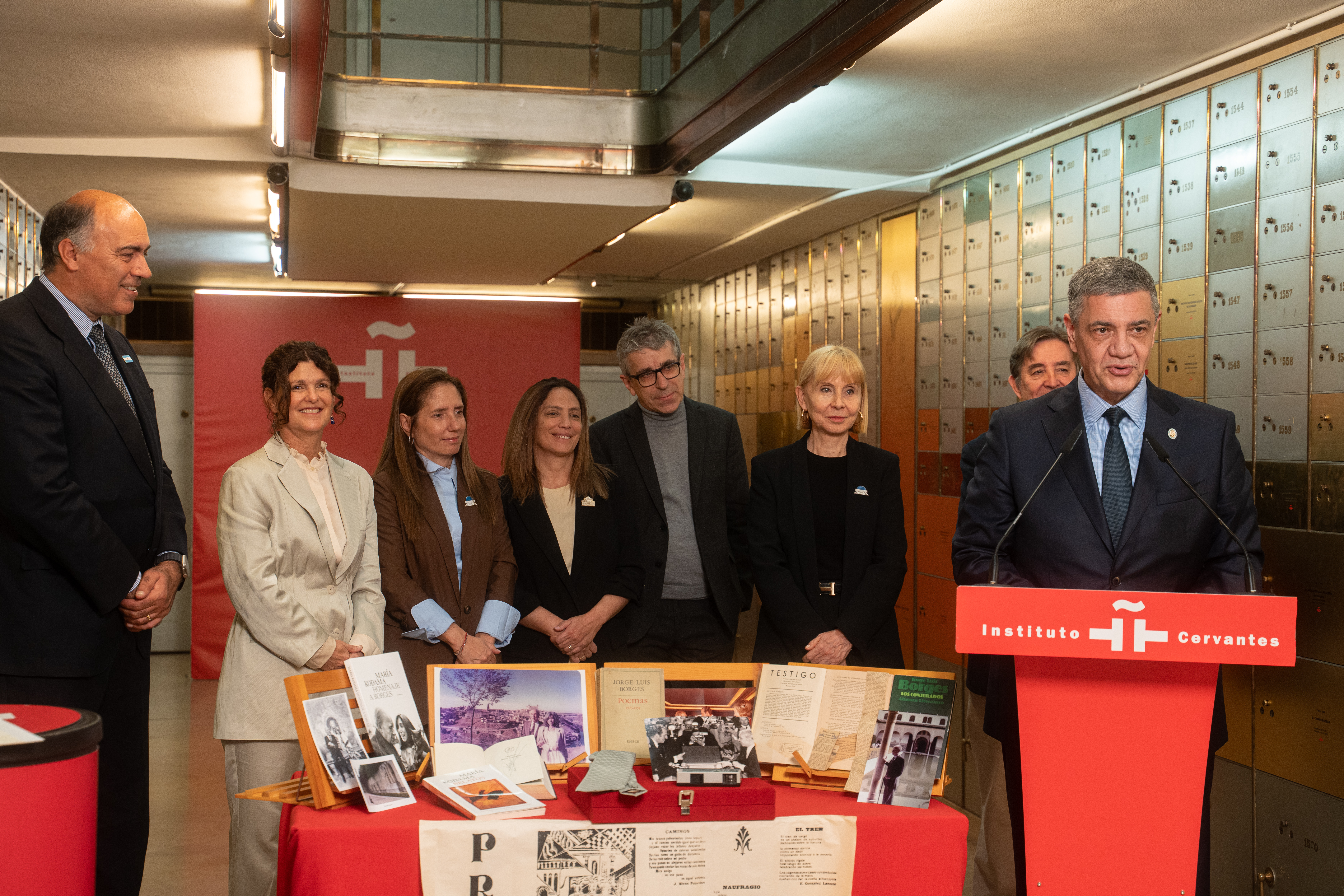 Una cámara de fotos, libros y hasta una corbata de gala: el Instituto Cervantes recibió objetos de Borges y María Kodama