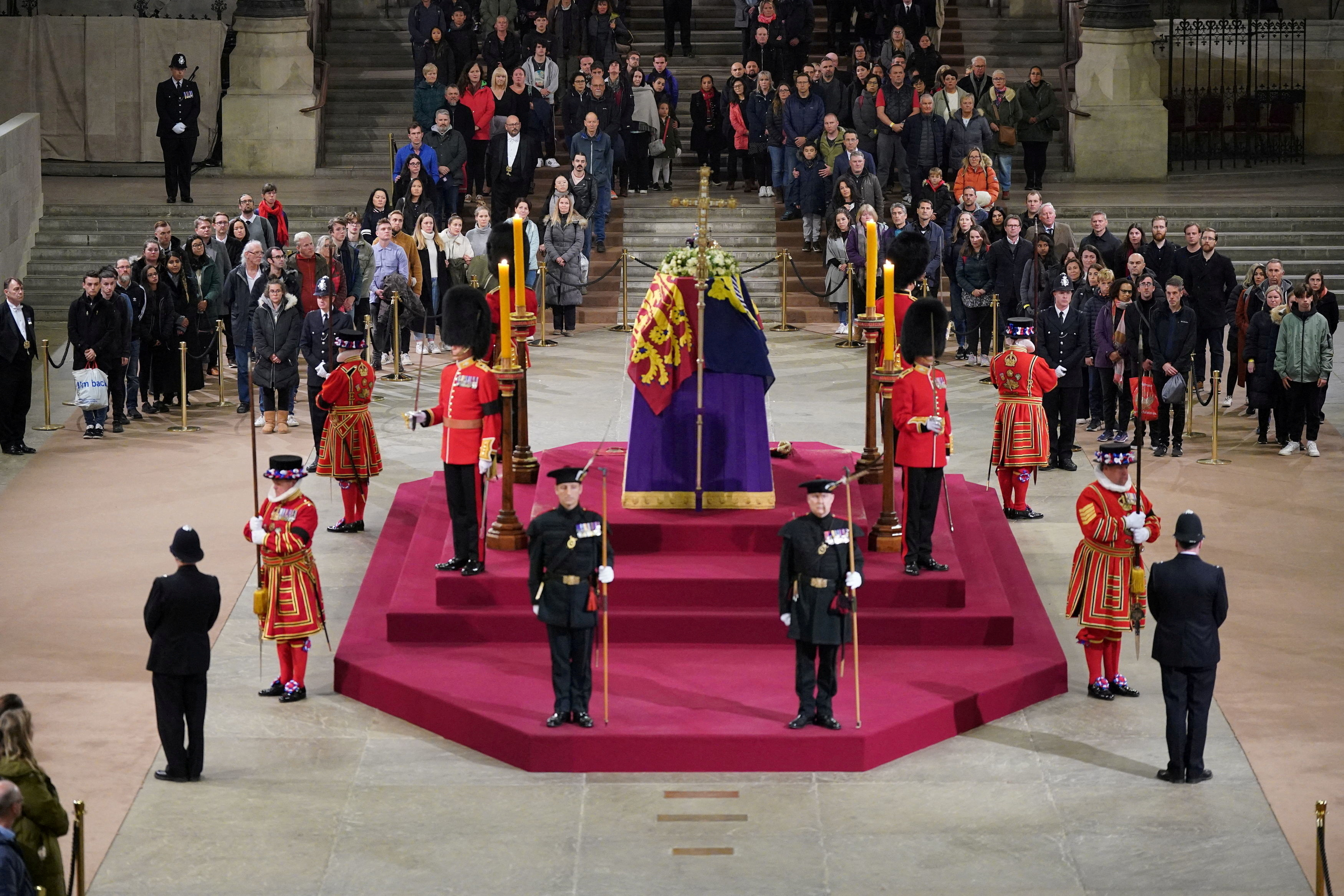 Foto de archivo: A las 06:02 de la mañana del día de su funeral, los últimos miembros del público presentan sus respetos ante el féretro de la reina Isabel II en el Palacio de Westminster el lunes 19 de septiembre de 2022 (Yui Mok/REUTERS)