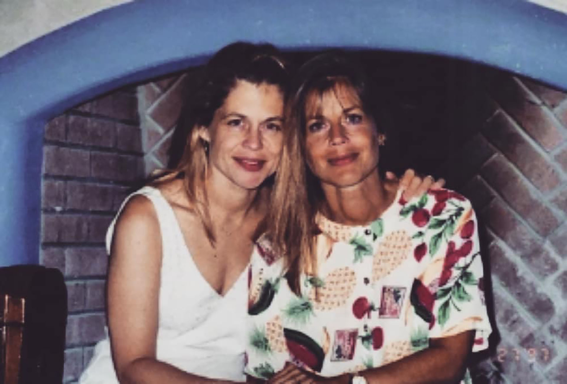 Linda Hamilton y su hermana gemela, fallecida en 2020 (Foto: Instagram)