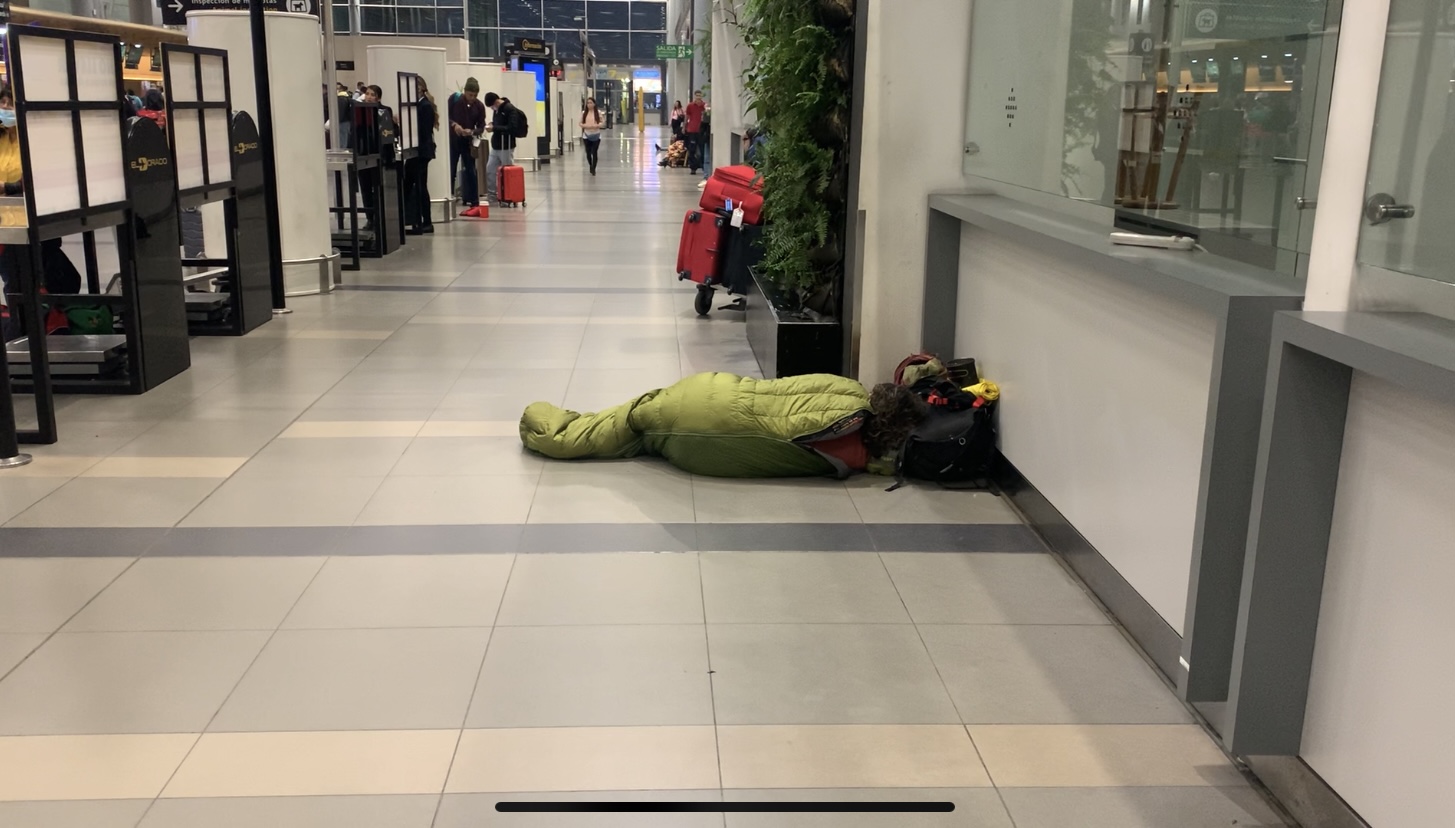 Imagen de uno de los viajeros que tuvo que pasar la noche en el aeropuerto El Dorado, tras el cese de operaciones de Ultra Air. @UltimaHoraCR