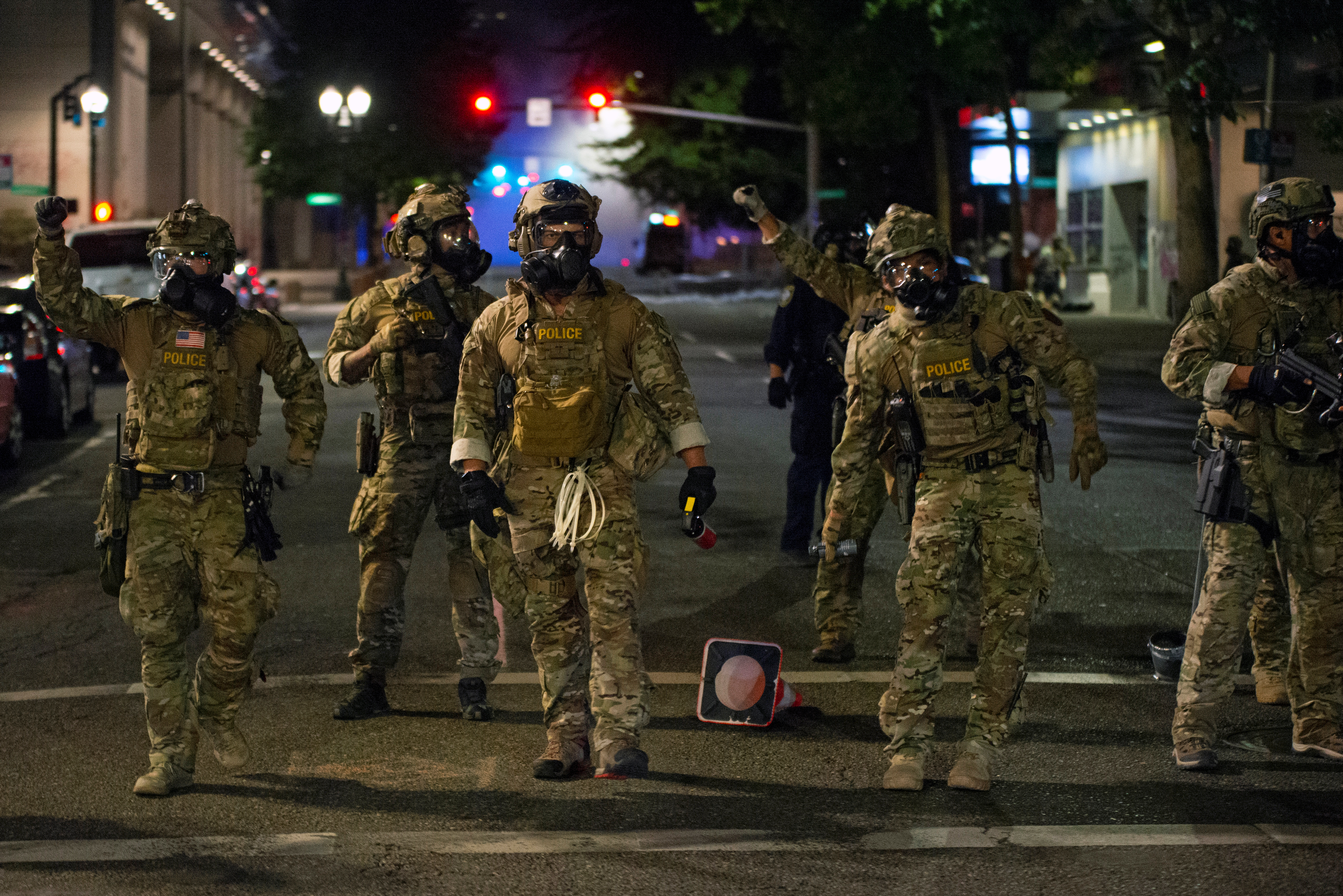 Los agentes federales desplegados en virtud de la nueva orden ejecutiva de la administración Trump para proteger los monumentos y edificios federales (REUTERS/Nathan Howard)