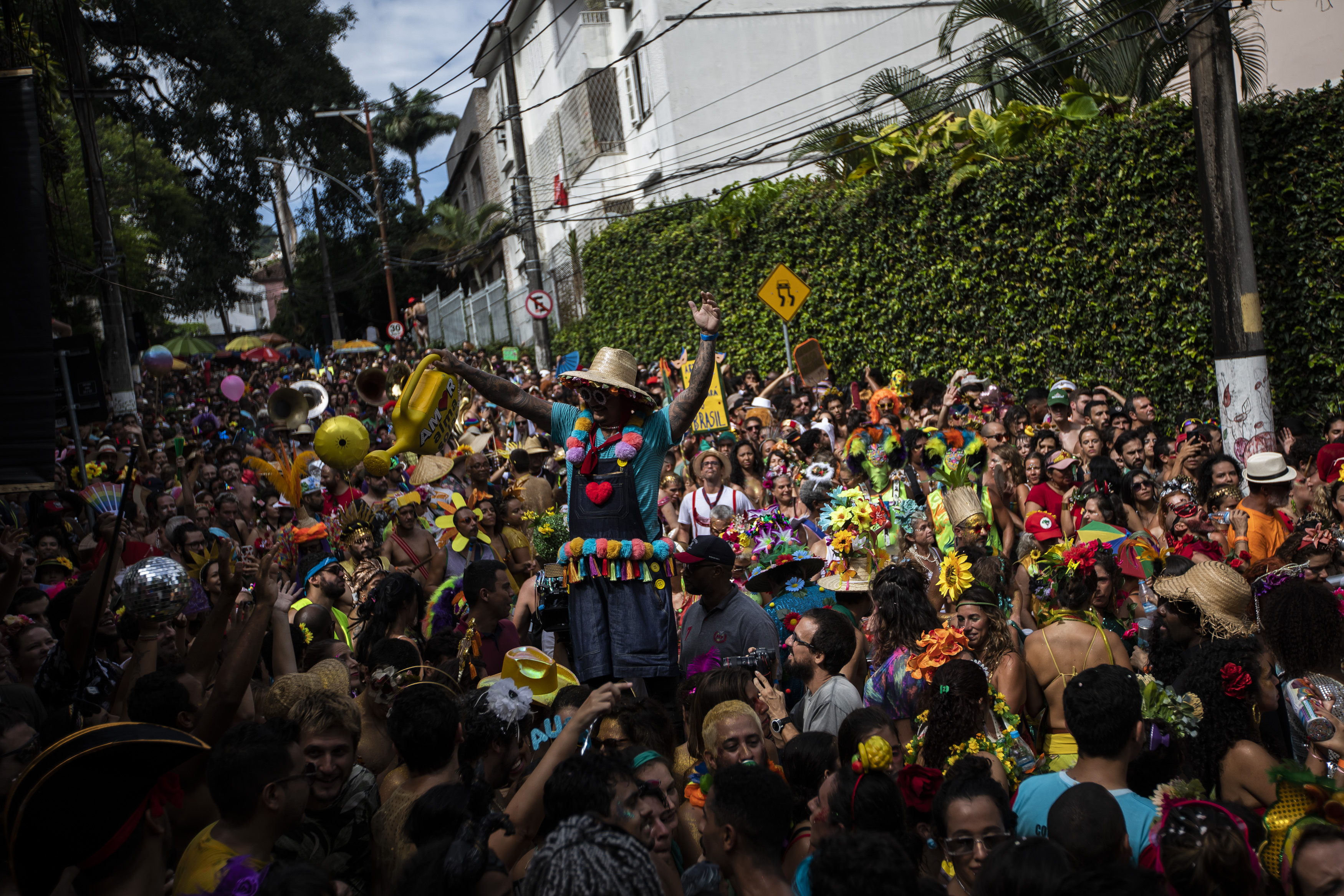 El bloco "Ceu na Terra" en Río de Janeiro, el pasado sábado 11 de febrero, durante los desfiles callejeros pre-carnaval (Foto: AP/Bruna Prado)
