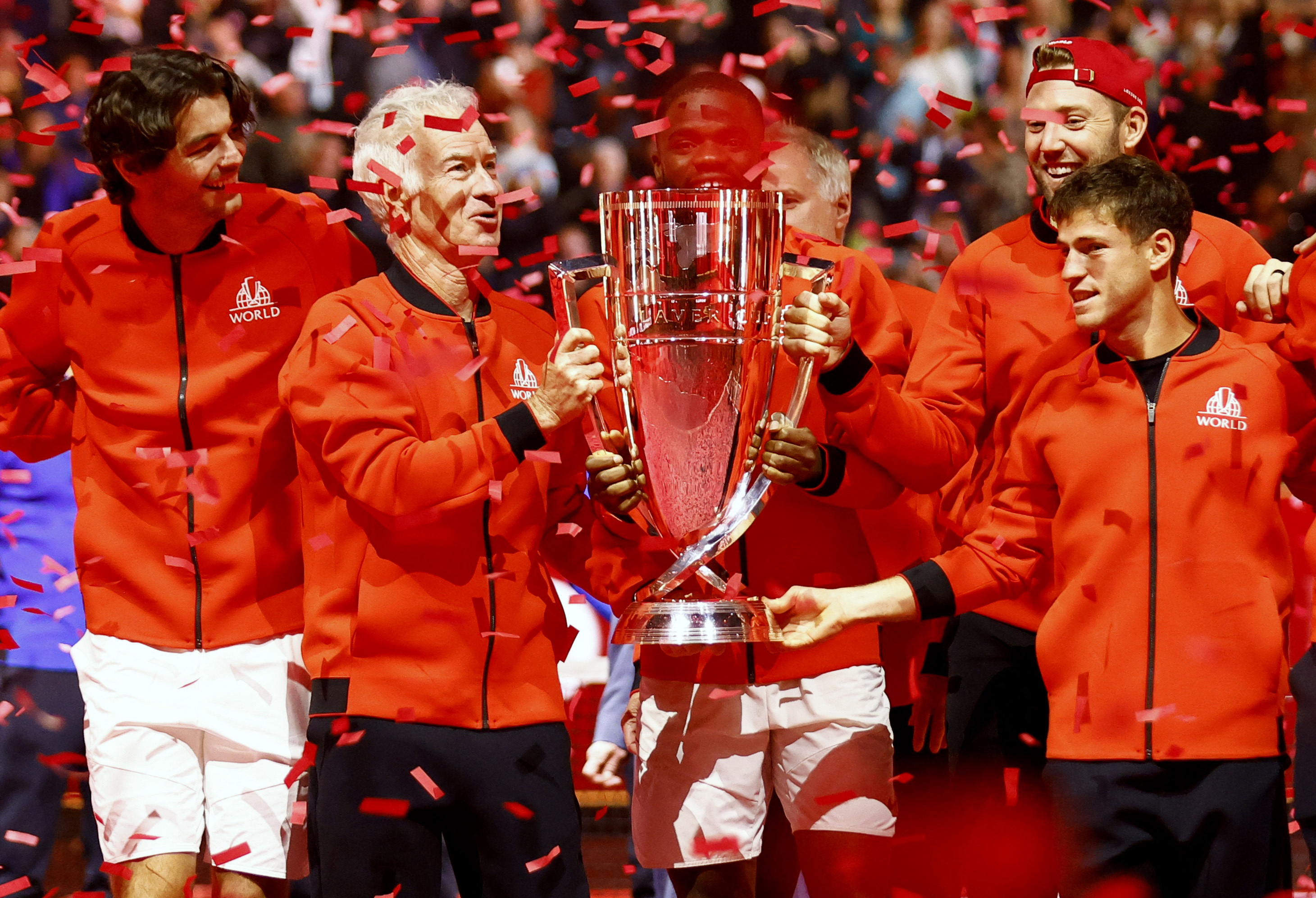 El equipo capitaneado por John McEnroe, con el trofeo (Reuters/Andrew Boyers)