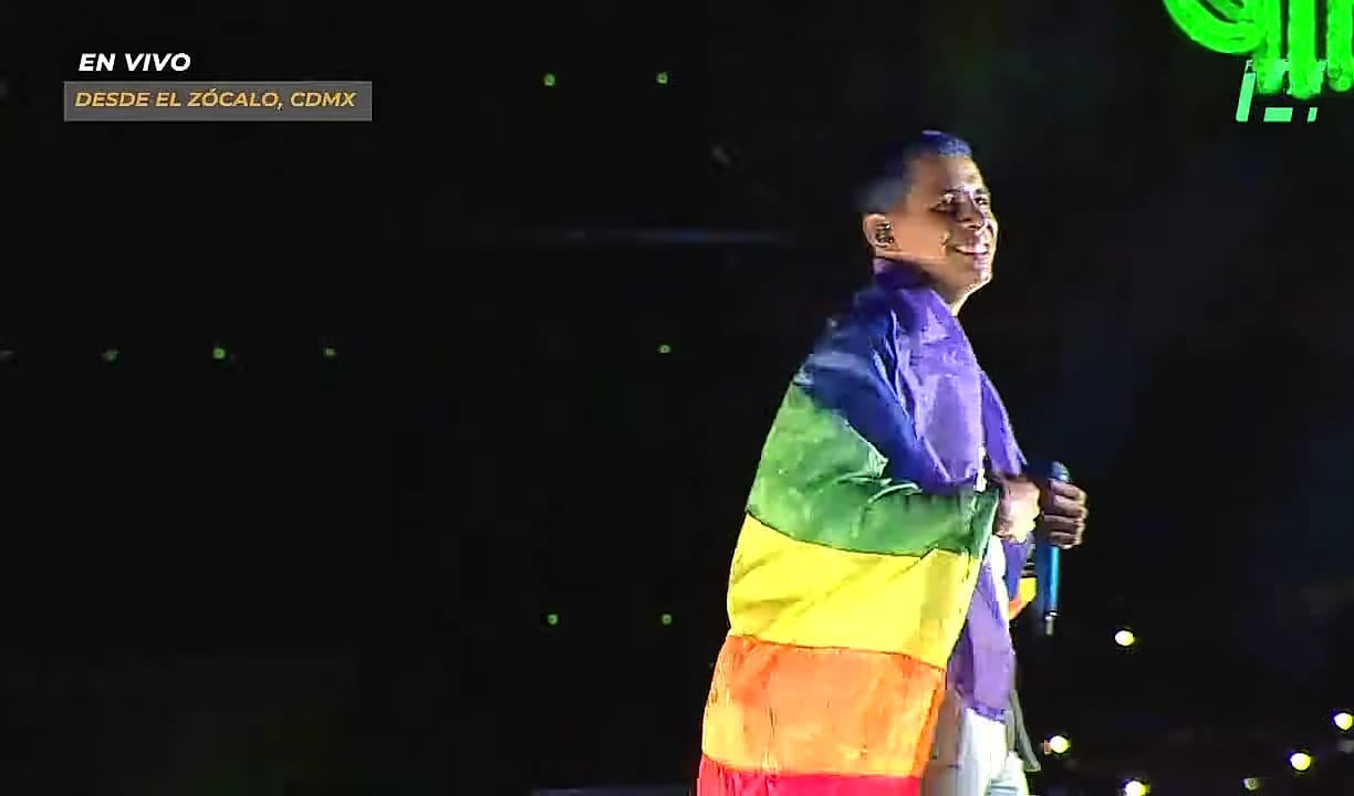 Jhonny Caz de Grupo Firme subió al escenario con la bandera LGBTI+ - Infobae