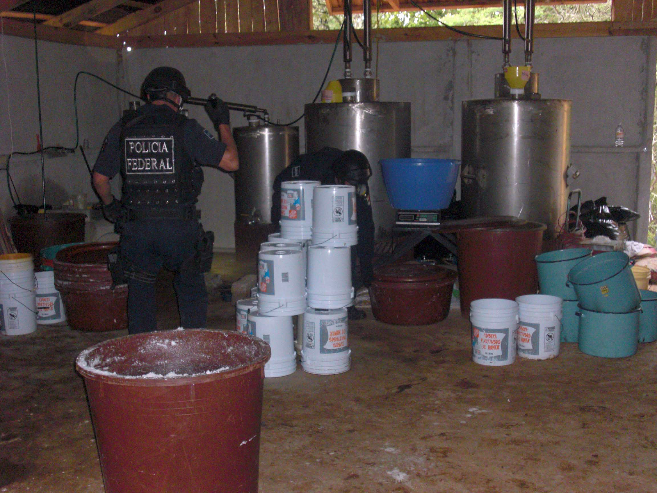 Michoacán. Fue encontrado y desmantelado un narcolaboratorio donde se elaboraban drogas sinteticas como como extasis, anfetamina y metanfetamina (FOTO: CUARTOSCURO)