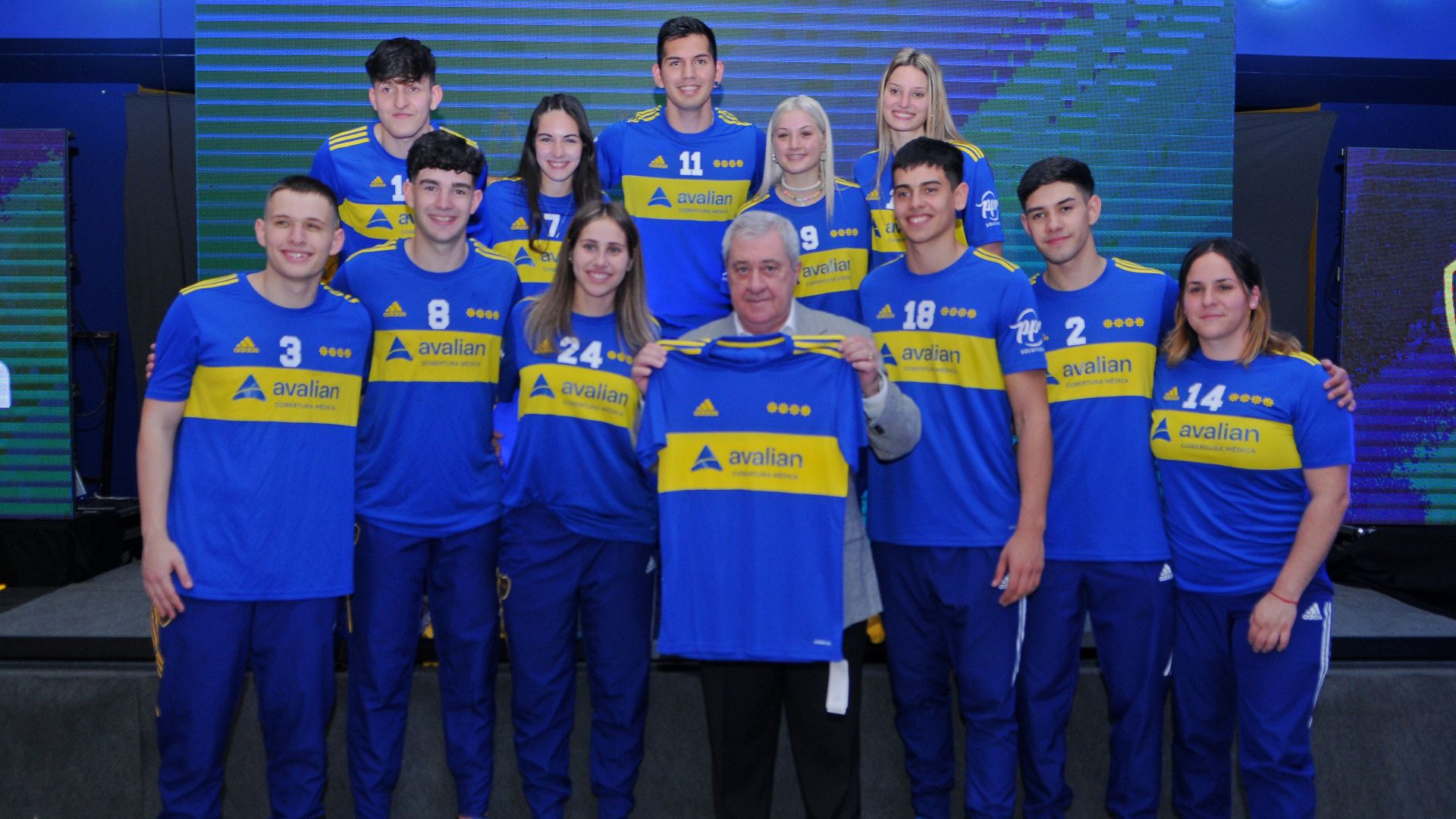 Handball and volleyball players from Boca posed with the president Jorge Amor Ameal with the new jerseys, which bear the Avalian logo on the front (Credit: Avalian Press)
