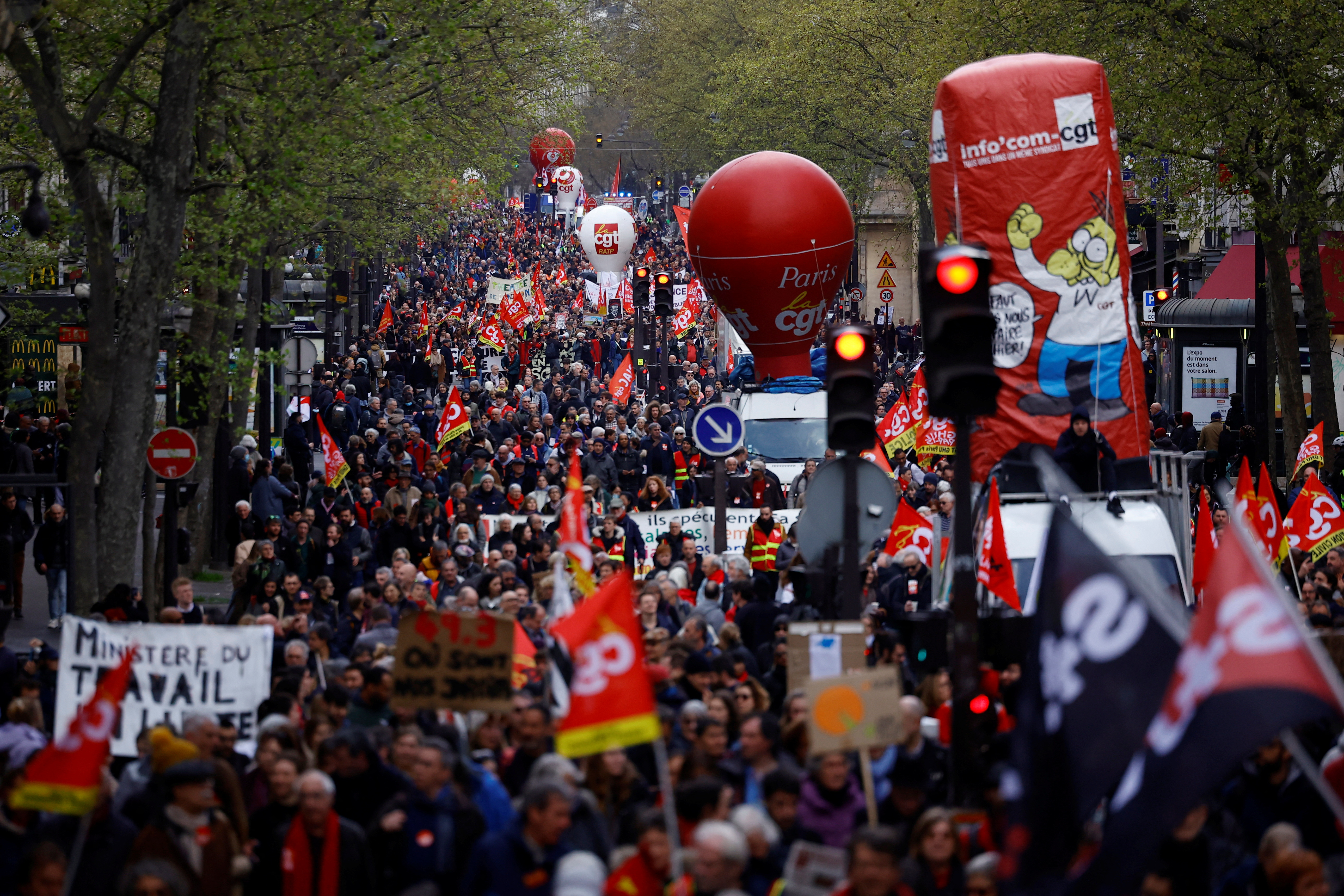 Manifestantes sostienen banderas y globos del sindicato francés CGT durante una manifestación en el marco del 12º día de huelgas y protestas nacionales contra la reforma de las pensiones del Gobierno francés, en París, Francia, 13 de abril de 2023.  REUTERS/Sarah Meyssonnier