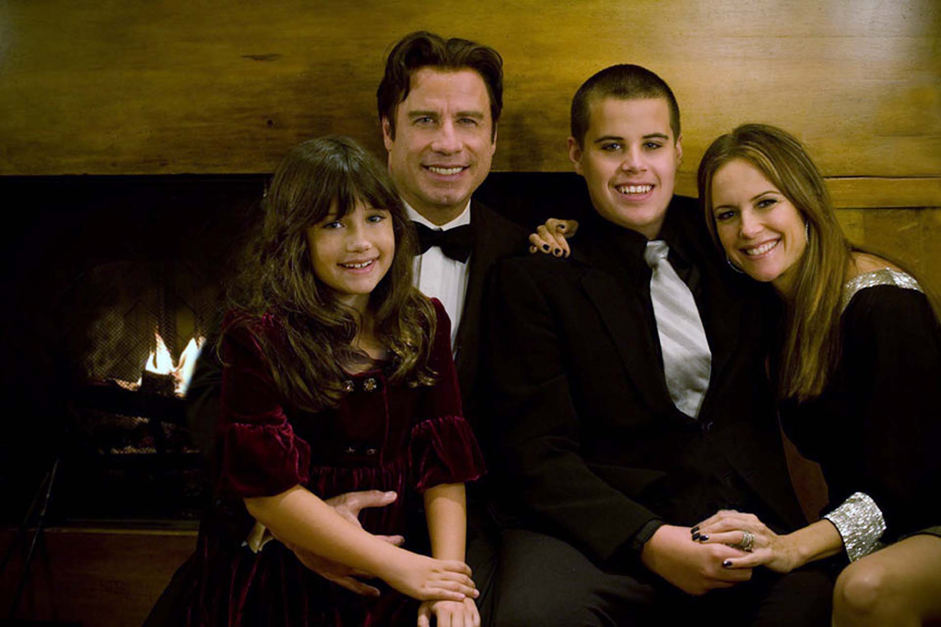 John Travolta junto a su esposa Kelly Preston y sus hijos Jett y Elle. Jett Travolta murió a los 16 años durante unas vacaciones familiares en Bahamas  (Rogers and Cowan via Getty Images)