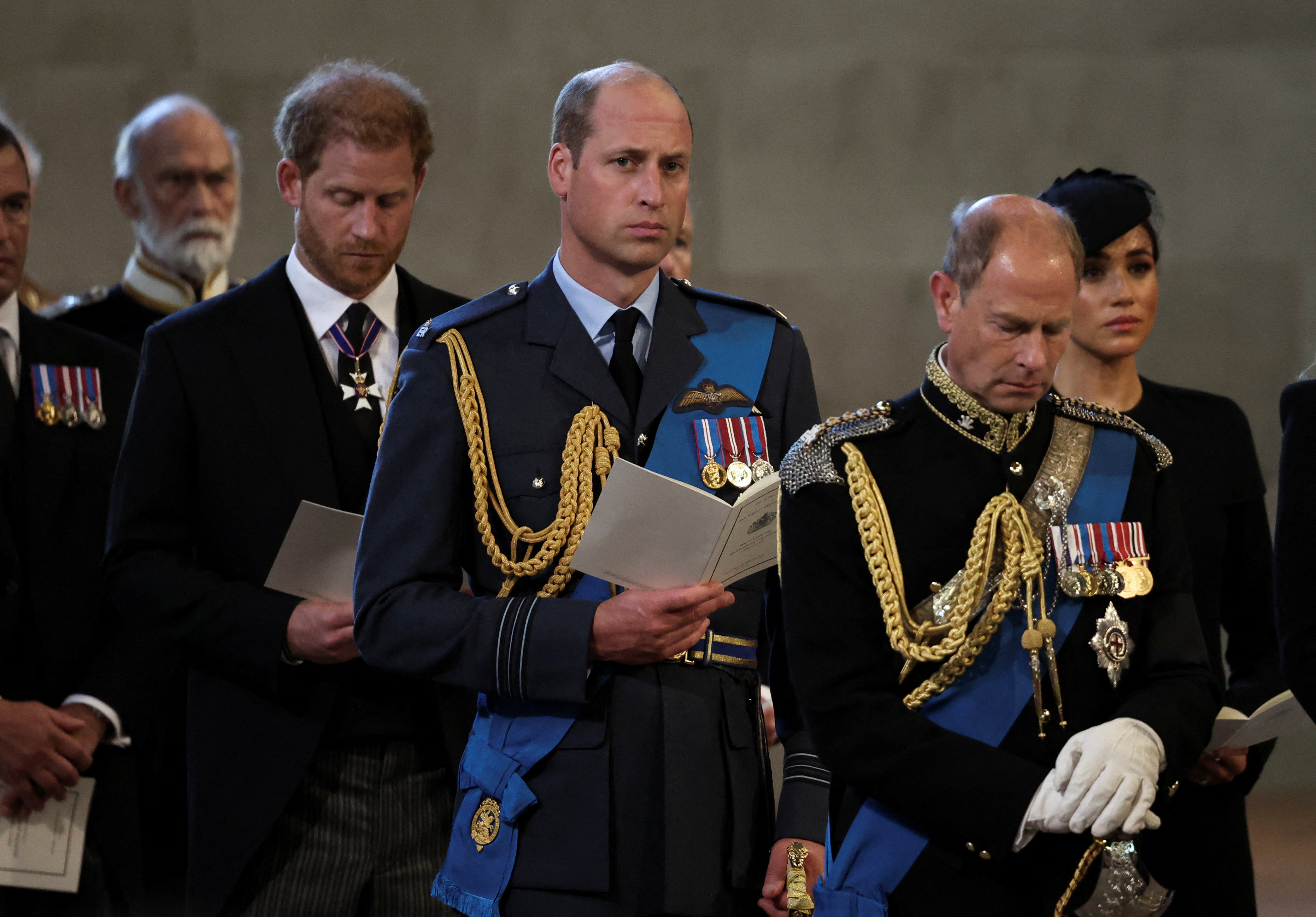 William, Príncipe de Gales, Príncipe Eduardo, Príncipe Harry y Meghan, Duquesa de Sussex, de Gran Bretaña, reaccionan cuando el ataúd de la Reina Isabel de Gran Bretaña llega al Salón de Westminster desde el Palacio de Buckingham, en Londres