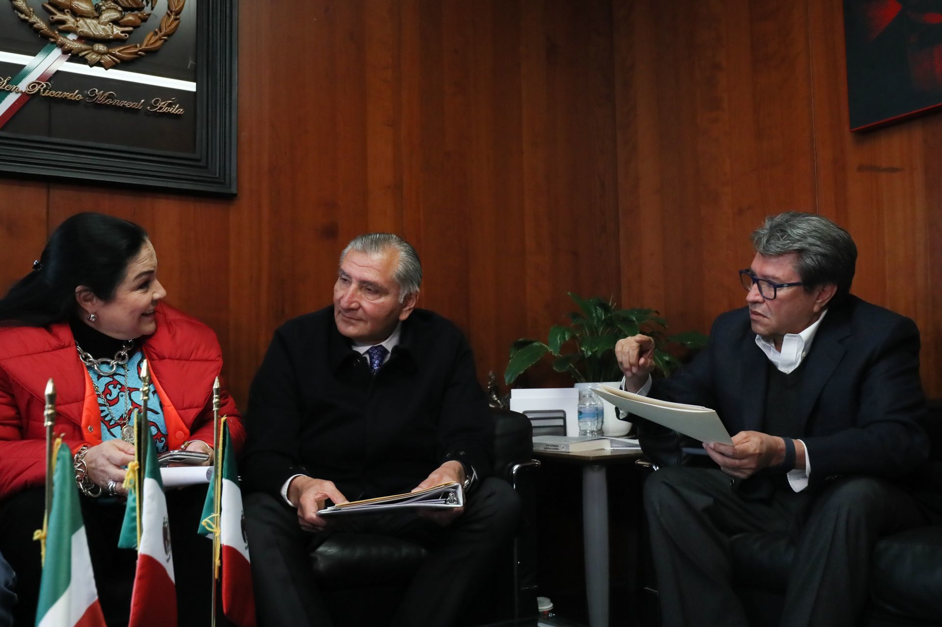En la reunión, además de López Hernández y Monreal, también estuvieron el presidente de la Comisión de Puntos Constitucionales, Rafael Espino, y Mónica Fernández, presidenta de la Comisión de Gobierno. (Cuartoscuro)