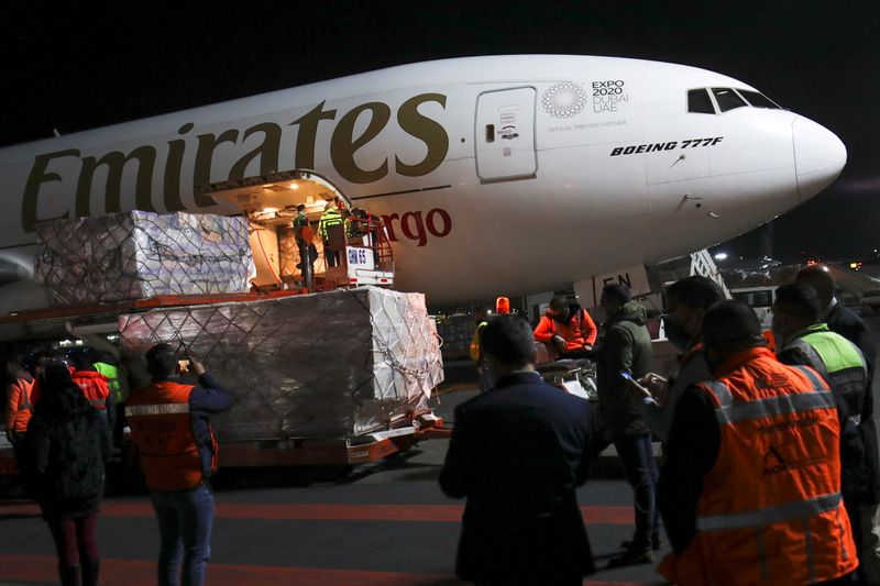 Trabajadores descargan un envío de vacunas contra el COVID-19 de AstraZeneca en el aeropuerto de Ciudad de México, México. 14 de febrero de 2021. REUTERS/Henry Romero