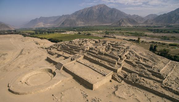 La gente de Caral fue contemporánea del Egipto faraónico y de las grandes civilizaciones mesopotámicas. Esta civilización surgió 45 siglos antes que la inca en una meseta desierta y árida.