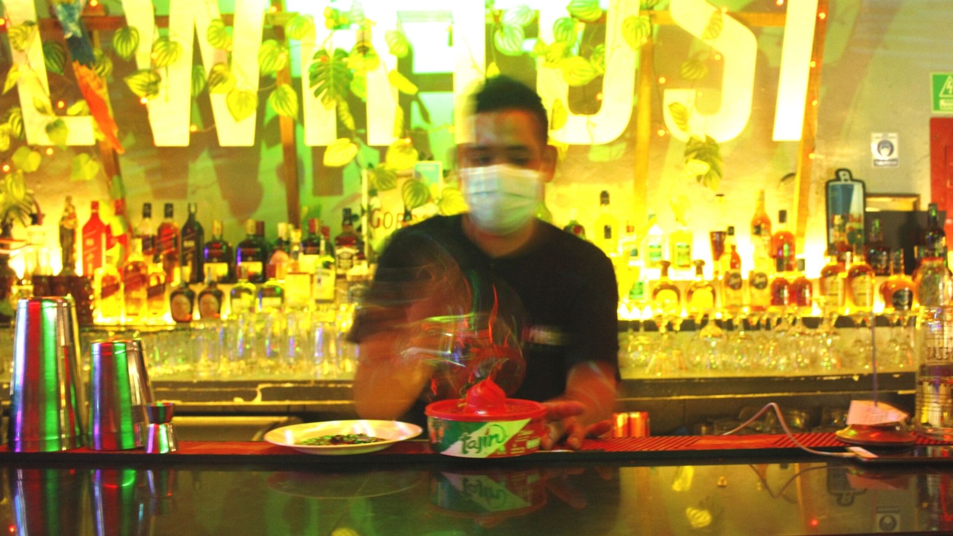 Carlos Correa, barman de El Watusi Poderoso en la preparación de la famosa y apetecida Mangonada. Agosto del 2021. Foto: María José Cogollo, Infobae Colombia.