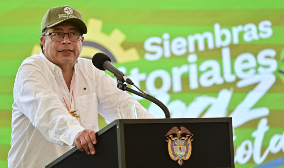 Gustavo Petro volvió a hablar de “inflación negativa” para responder crítica de Juan Camilo Restrepo