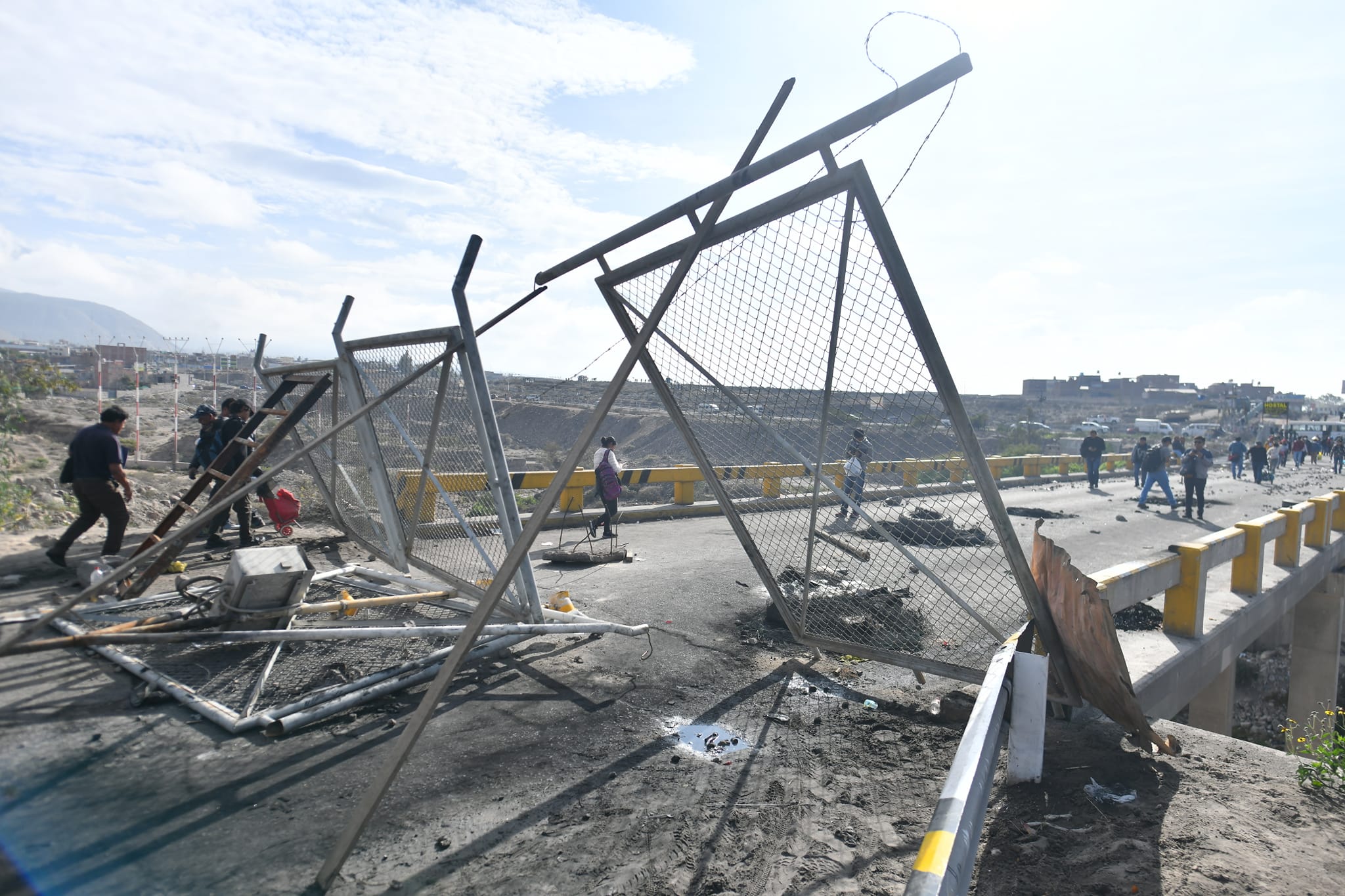 Manifestantes destrozaron las mallas de protección del aeropuerto de Arequipa (Diego Ramos| HBA Noticias)