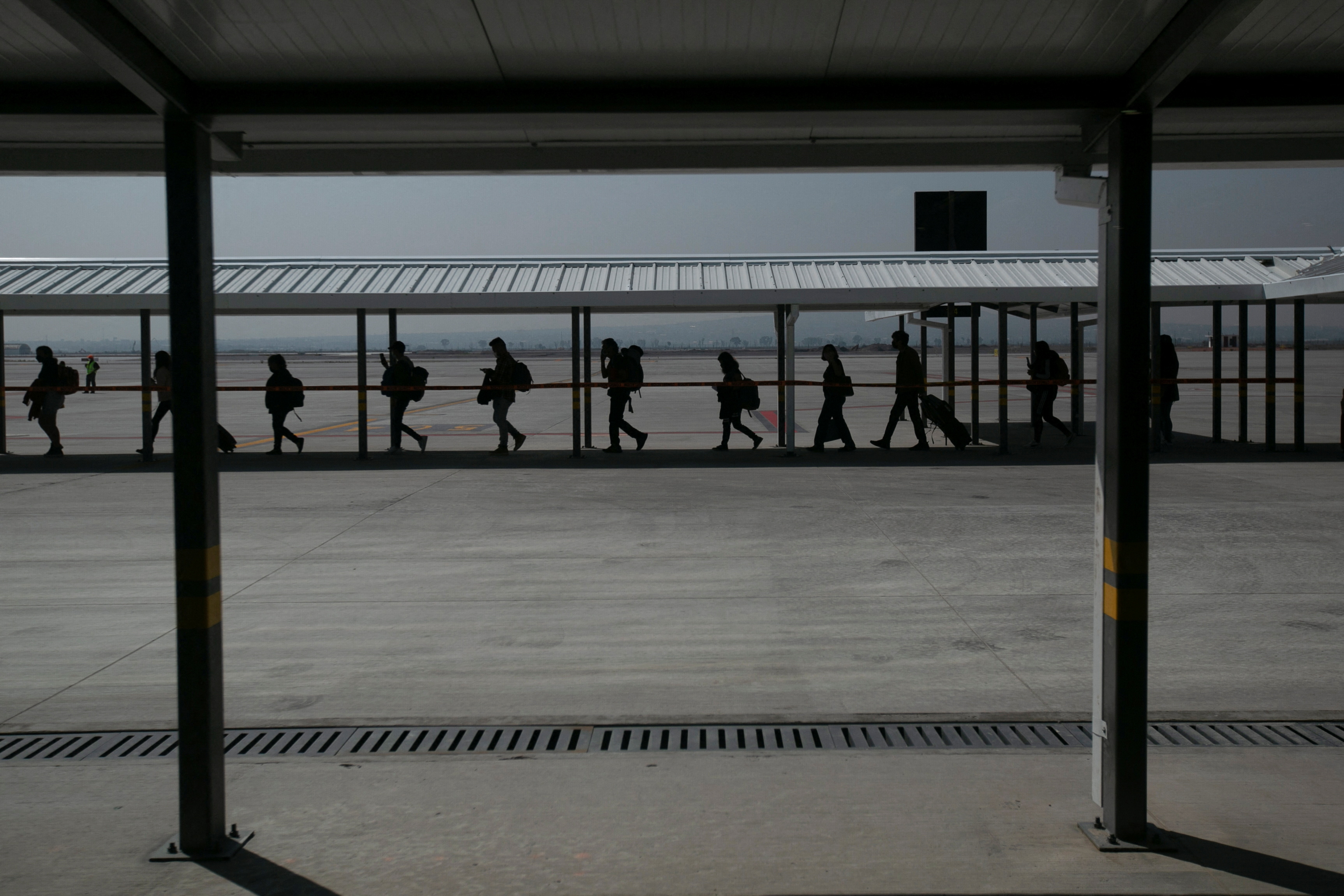 Pasajeros llegan al nuevo aeropuerto internacional Felipe Ángeles, en Zumpango, Estado de México (Foto: Reuters)