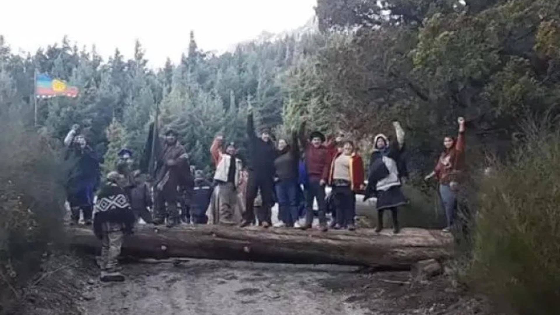 Neuqu&eacute;n terminar&aacute; un camino clave en Villa La Angostura a pesar de un conflicto mapuche que sigue abierto