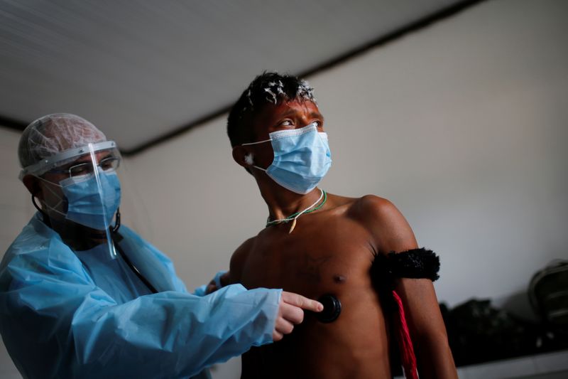 Foto del miércoles de un médico de las Fuerzaas Armadas de Brasil examinando a un miembro de la etnia Yanomami en medio de la pandemia de coronavirus en la municipalidad de Alto Alegre, estado de Roraima. 
Jul 1, 2020. REUTERS/Adriano Machado