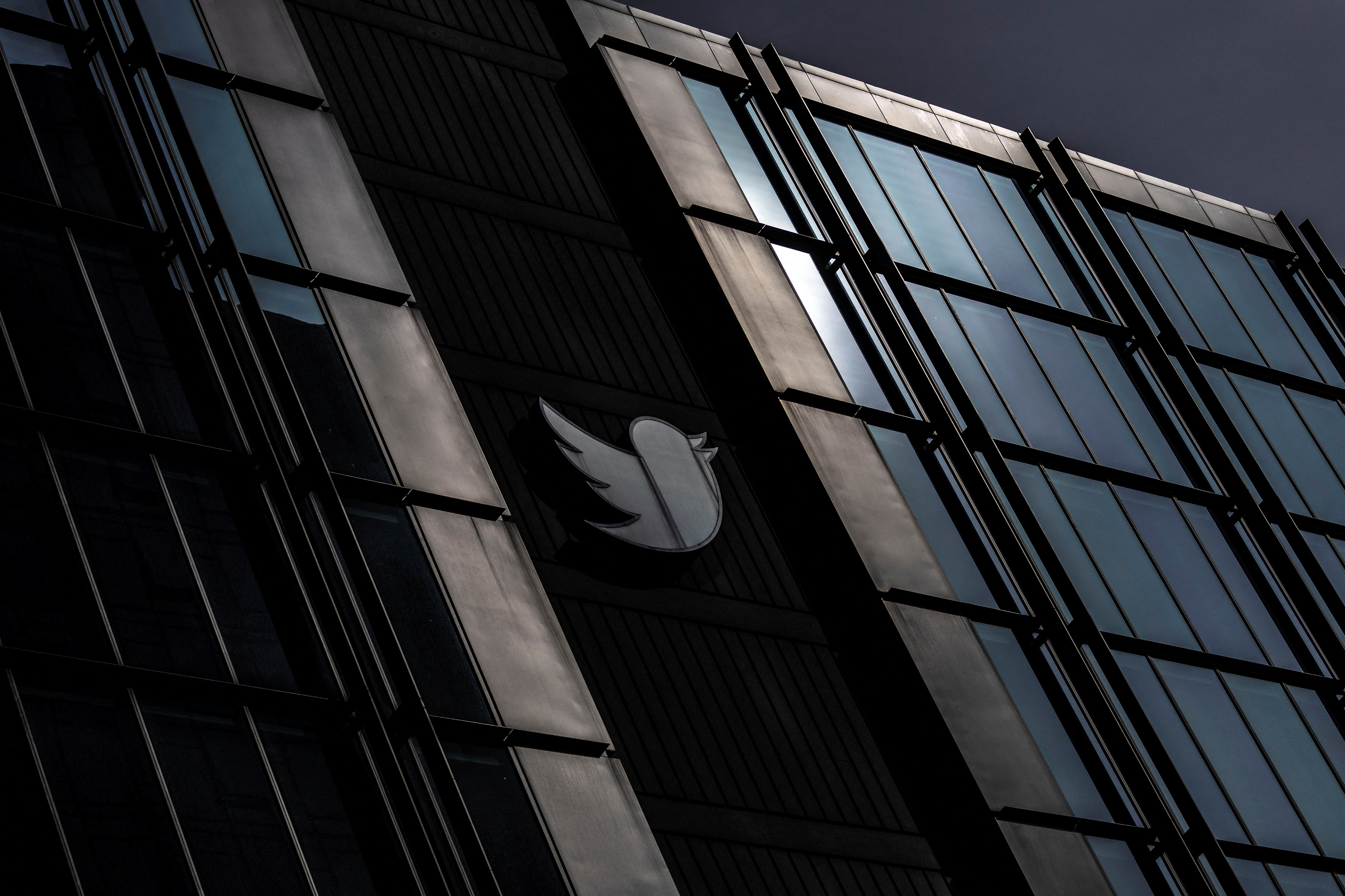Vista del logo de Twitter en su sede corporativa en San Francisco, California, Estados Unidos, el 28 de octubre de 2022. REUTERS/Carlos Barria
