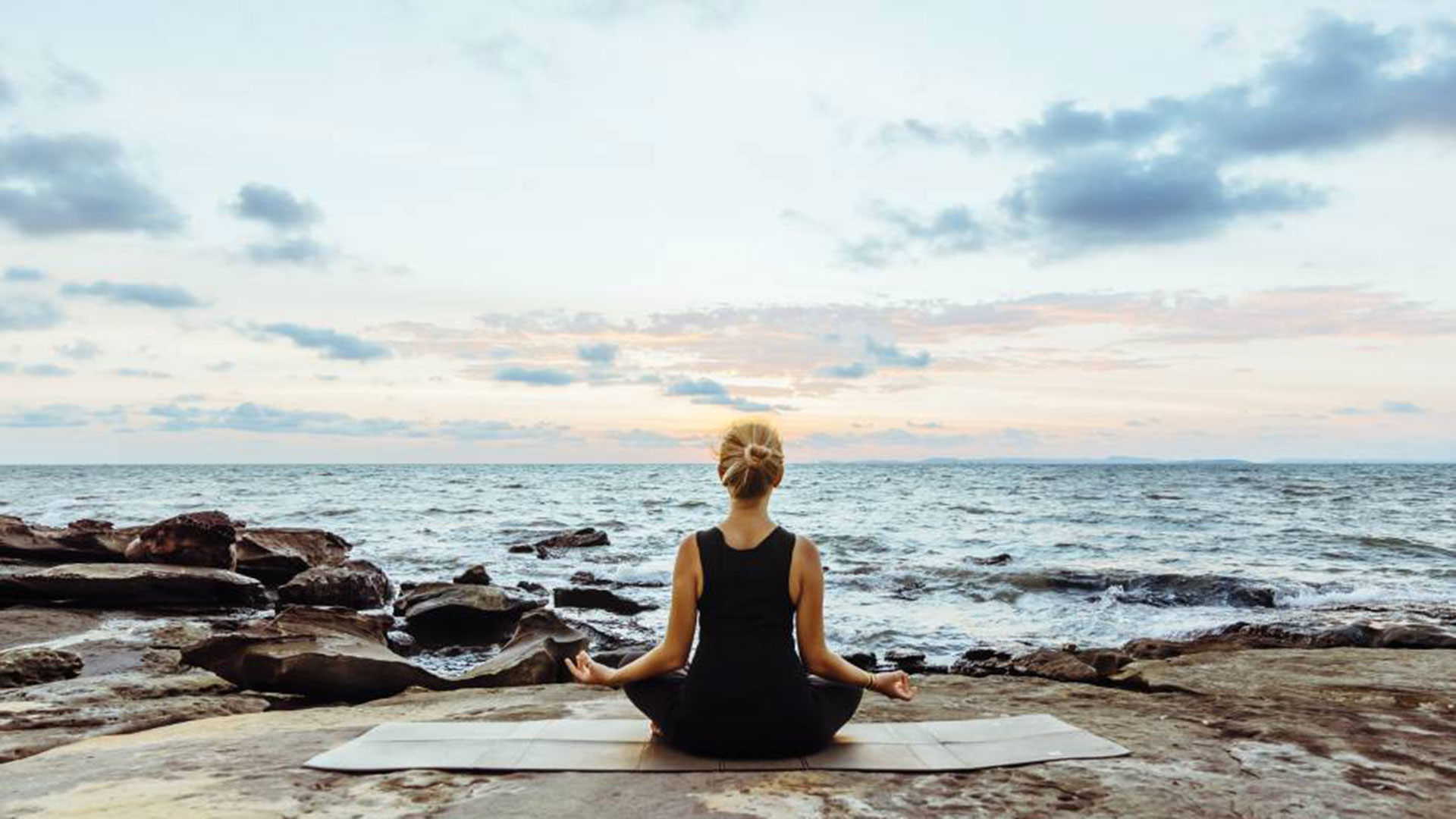 "La incorporación de técnicas de relajación, de meditación, en particular la práctica de “Sati”, hoy popularizada como mindfulness, puede ayudar a sostener la ansiedad en un cuadro obsesivo", expresó el psiquiatra