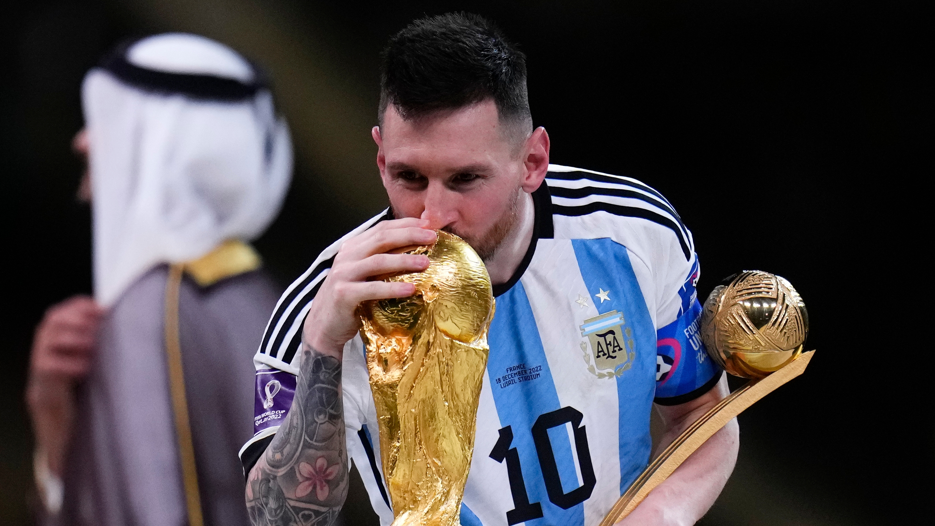 En su quinto Mundial, el que mejor jugó en su vida, Lionel Messi besa y acaricia la Copa que soñó toda su vida. (AP Foto/Manu Fernández)