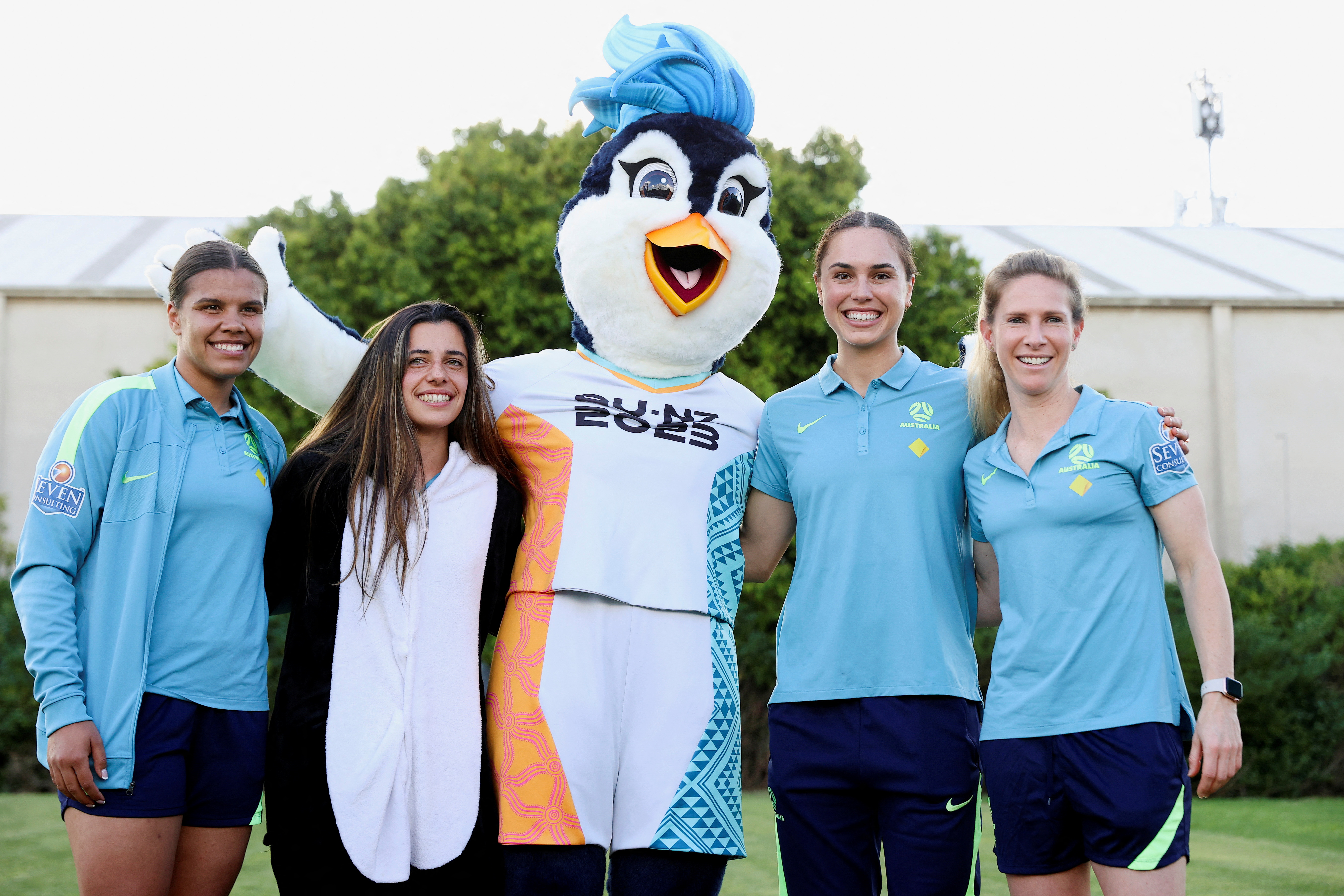 Jugadoras de Nueva Zelanda con la mascota oficial en Melbourne, Australia. Foto: REUTERS/Martin Keep